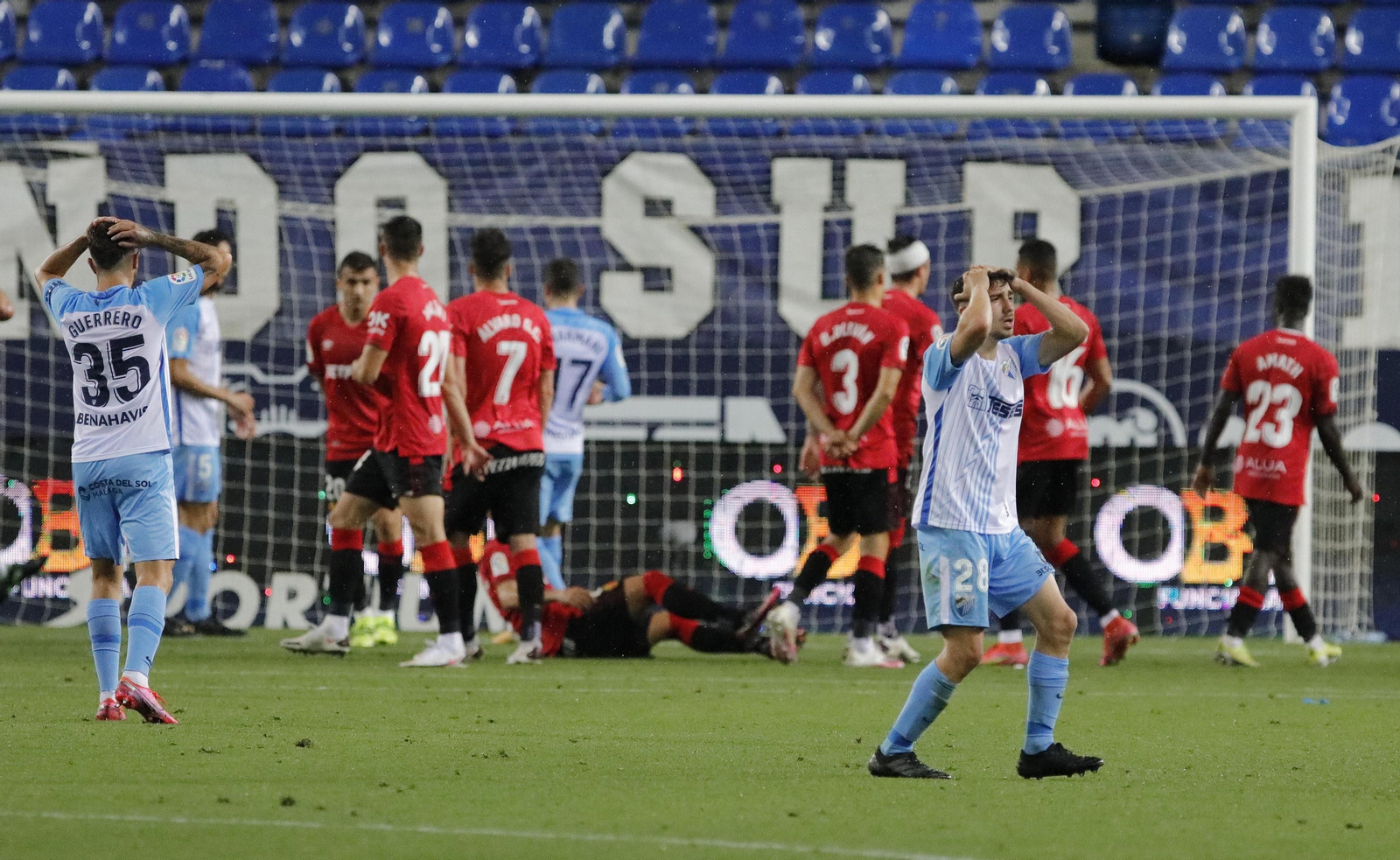 Mini, con el 35, se lleva las manos a la cabeza tras la falta de Lombán.