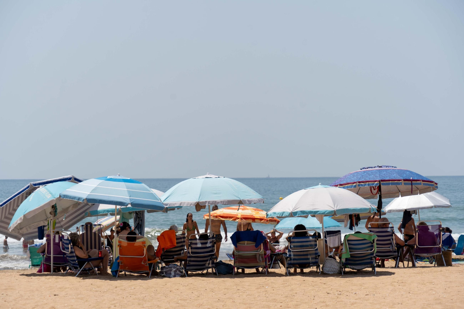 Imágenes de la mañana en las playas de Punta Umbría marcadas por la alerta roja