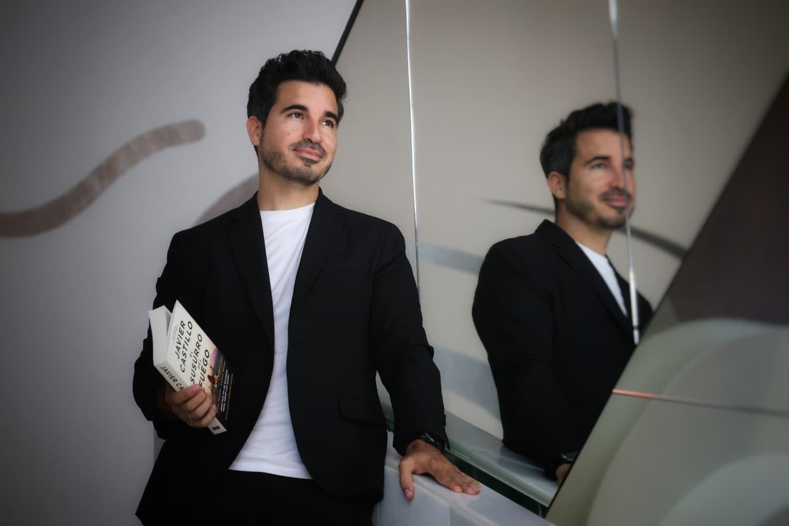 Javier Castillo con su octava novela, 'El susurro del fuego', en Málaga.