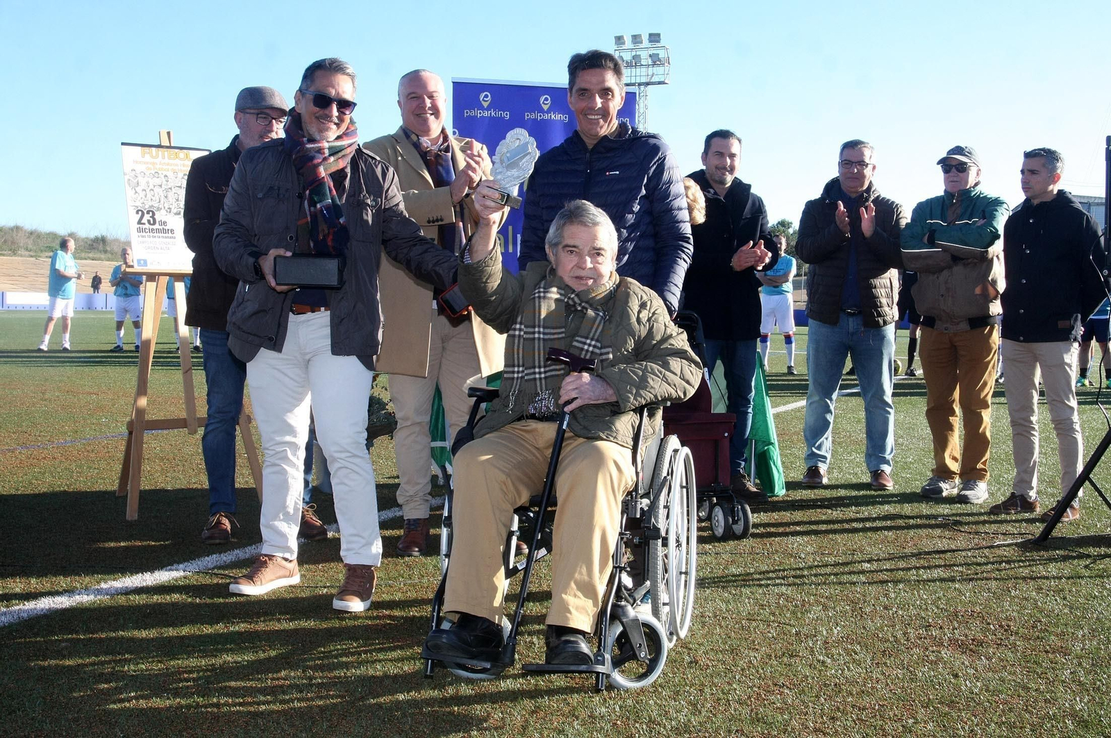 Imágenes del partido homenaje a los árbitros históricos de fútbol de Huelva
