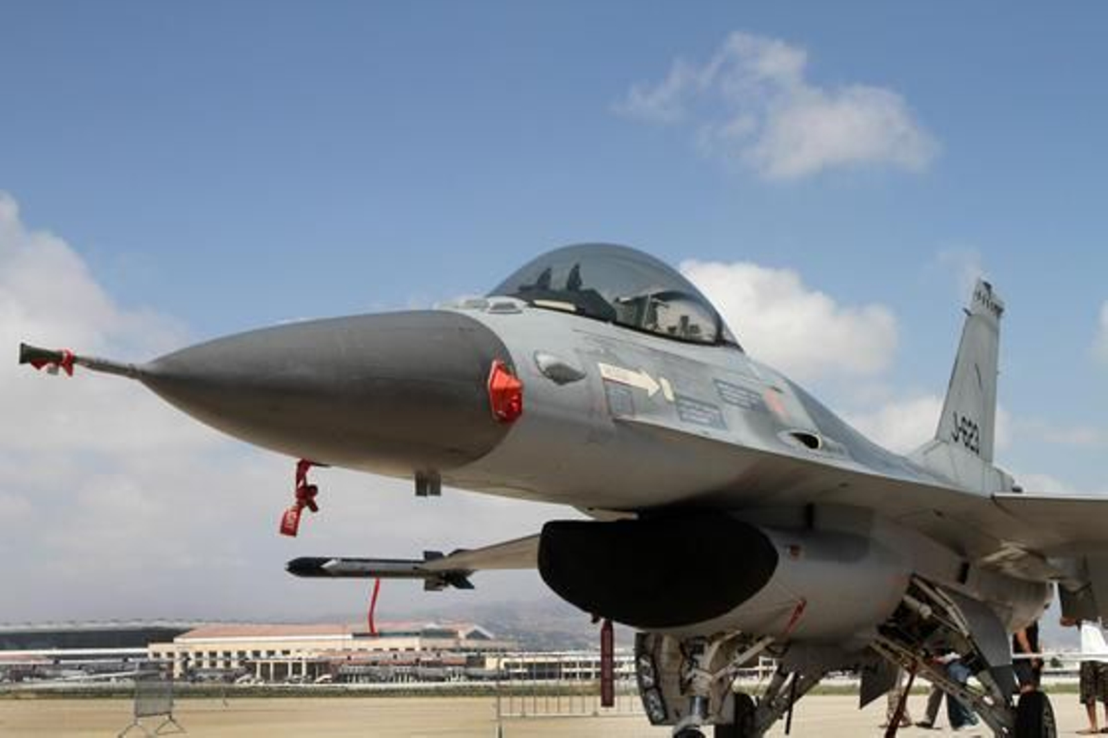 La jornada de puertas abiertas del II Festival Aéreo Internacional de Málaga contó con la presencia de muchos curiosos.

Foto: Yolanda Montiel