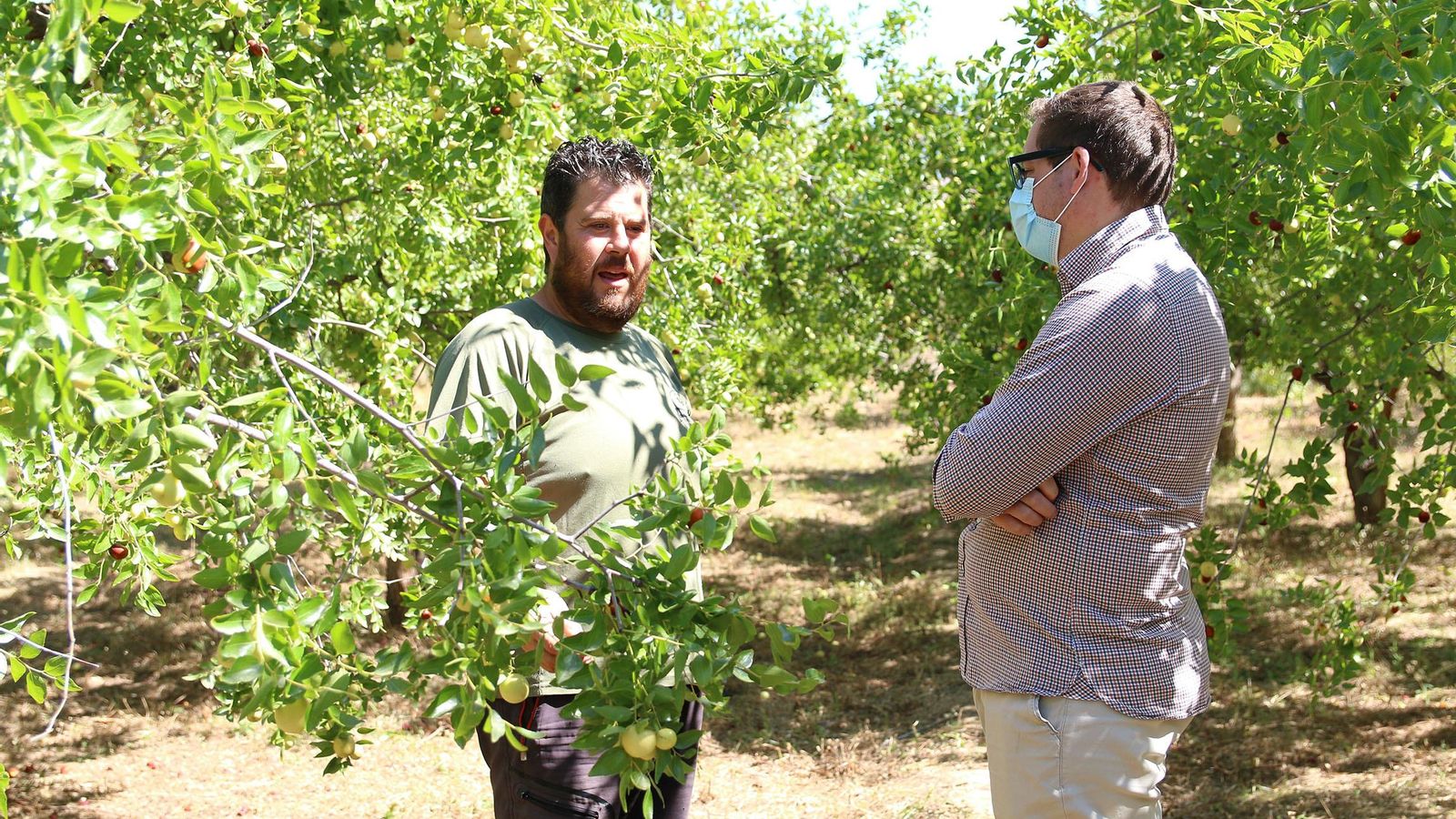 Fran Aguilera conversa con Ismael Gil, alcalde de la localidad. Fran Aguilera conversa con Ismael Gil, alcalde de la localidad.