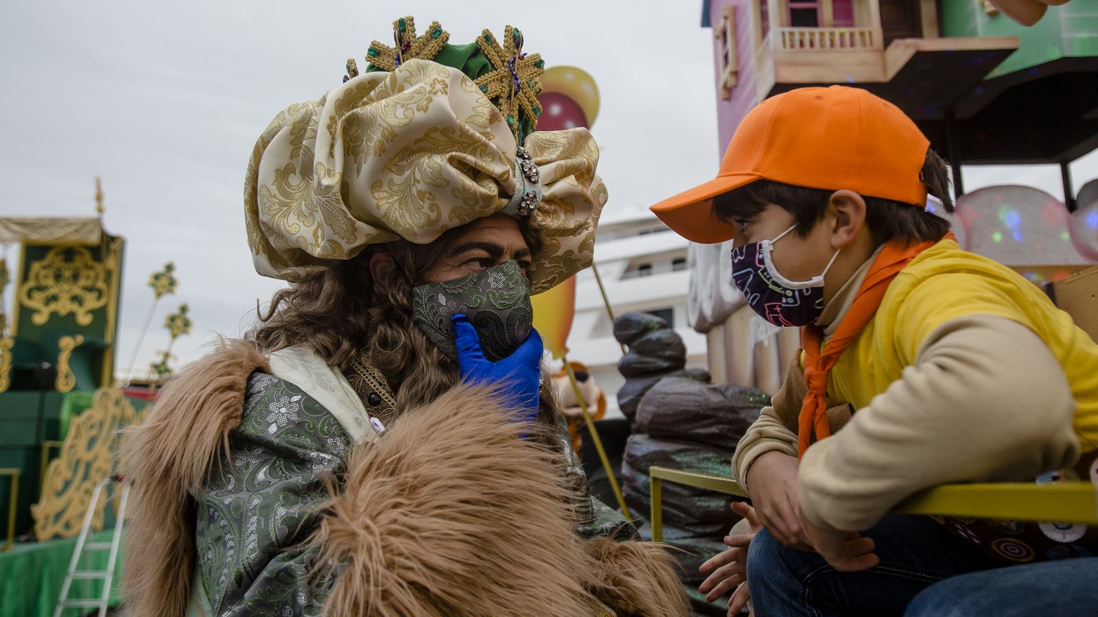 Un pequeño saluda a Gaspar, con mascarilla, el pasado 5 de enero.