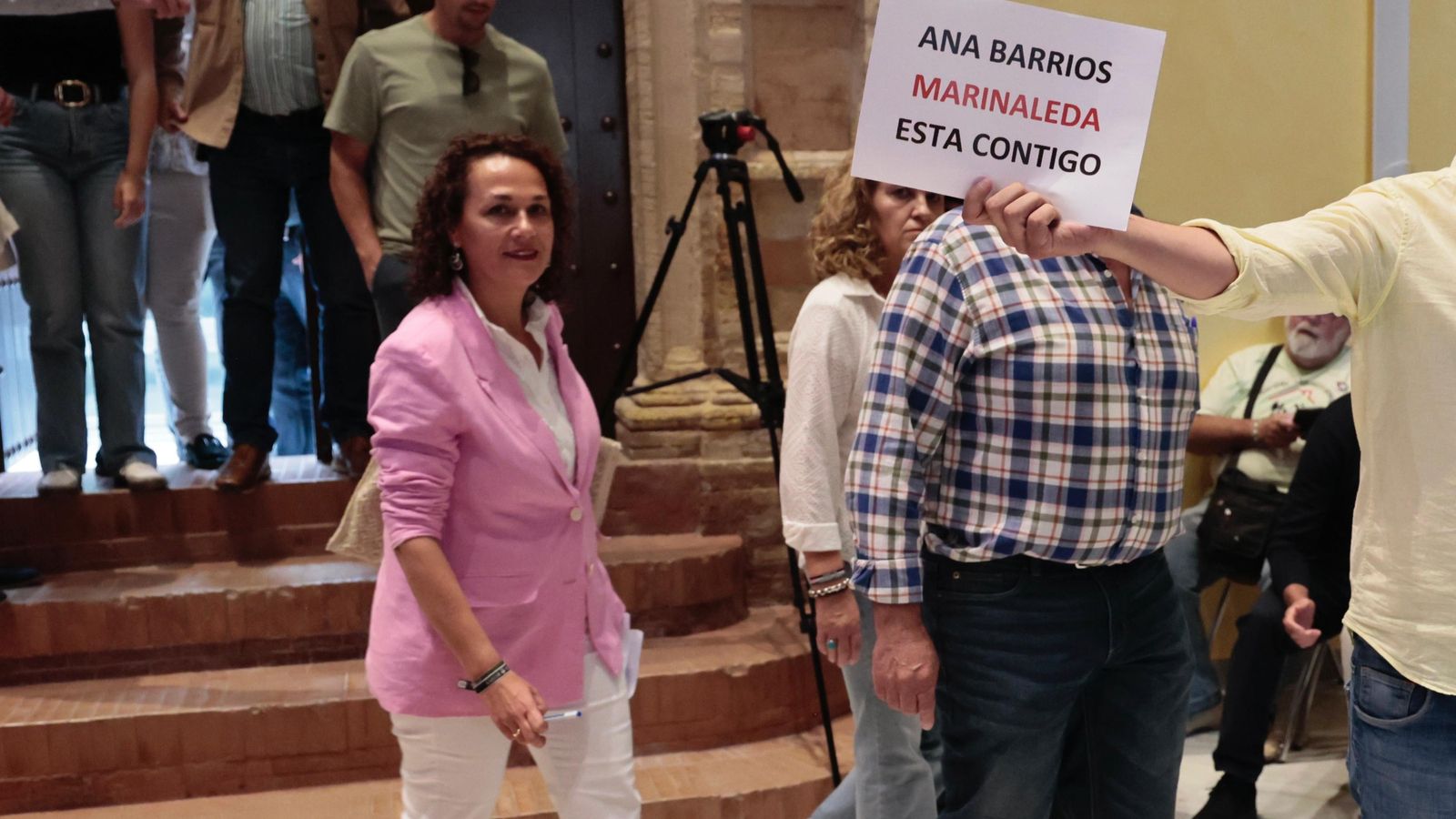 Ana María Barrios, a su llegada al salón de plenos de Arahal.