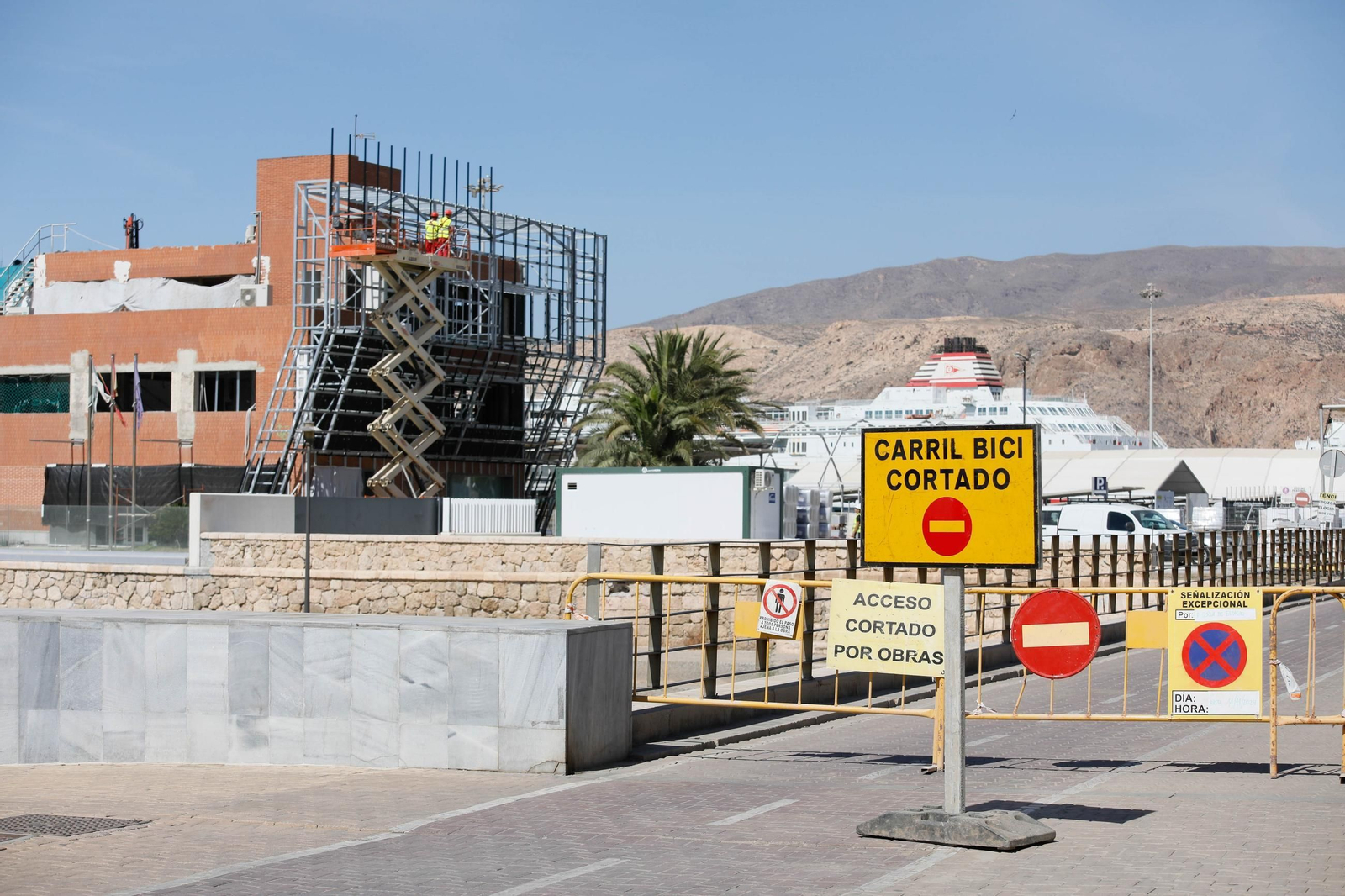 Señalización y vallado por obras en Almería capital.
