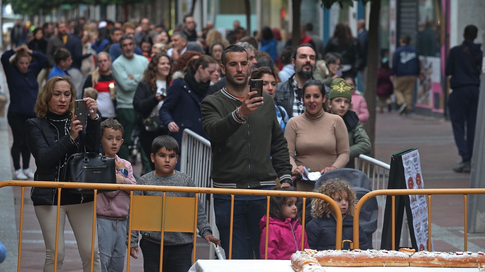 Fotos del II Roscón de Reyes gigante en Algeciras