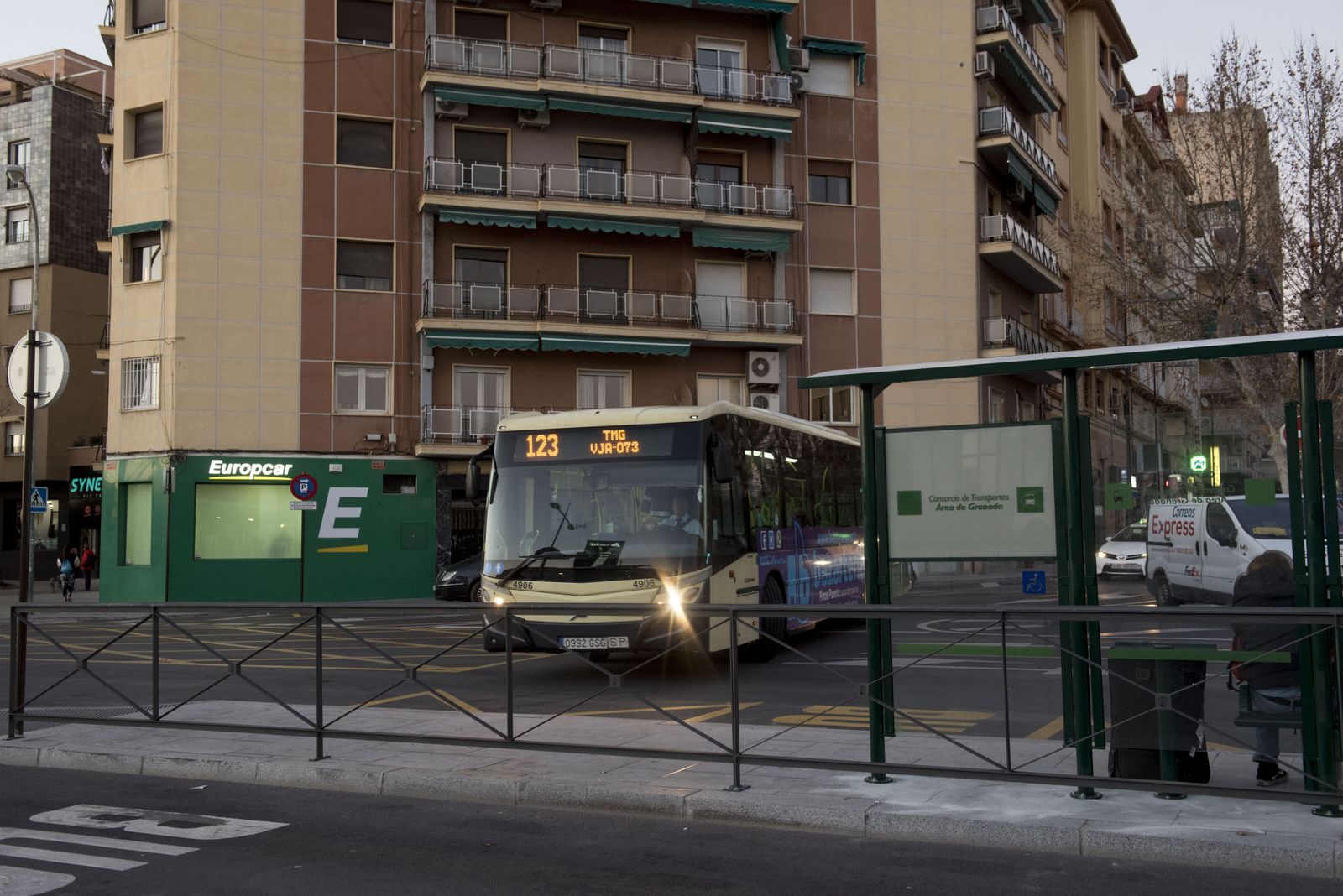 Un autobús metropolitano en la plaza de la Estación de Ferrocarril