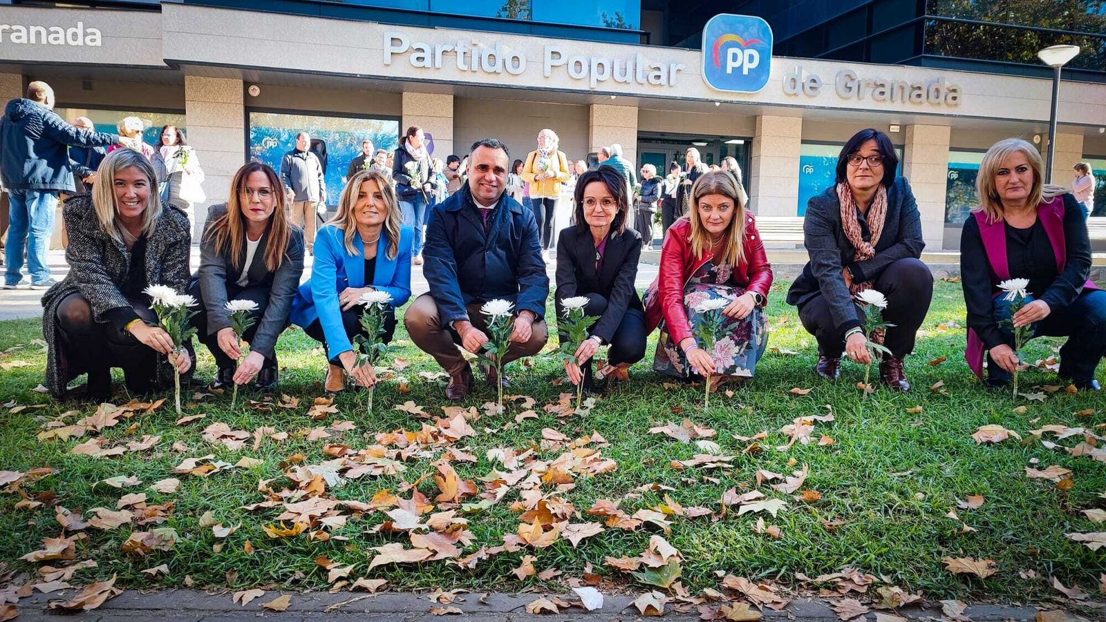 Distintos miembros del PP de Granada en un acto simbólico en la sede.