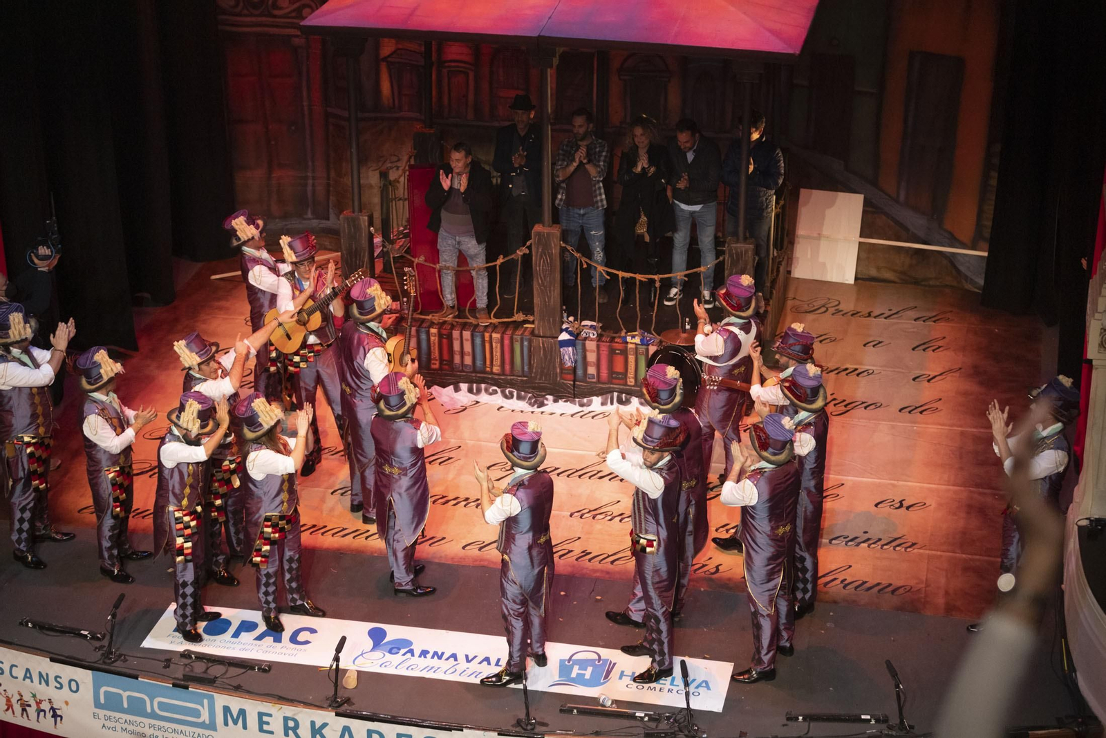 Imágenes de la actuación de la comparsa de Huelva  ‘El pregón’ en el Carnaval Colombino