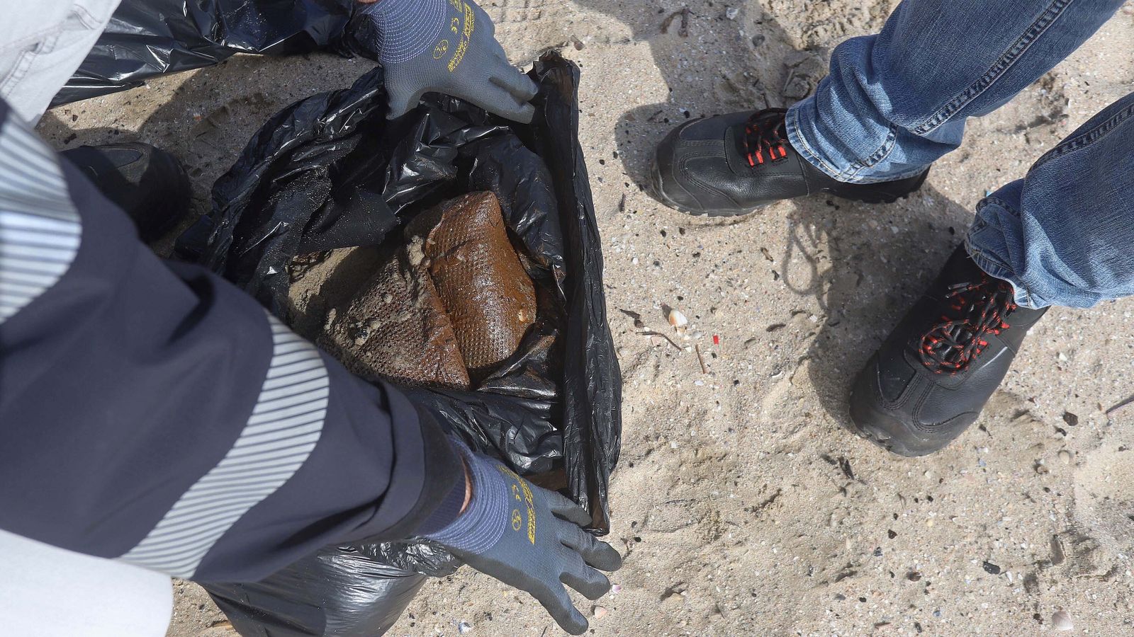 Restos de combustible del AM Ghent en Algeciras