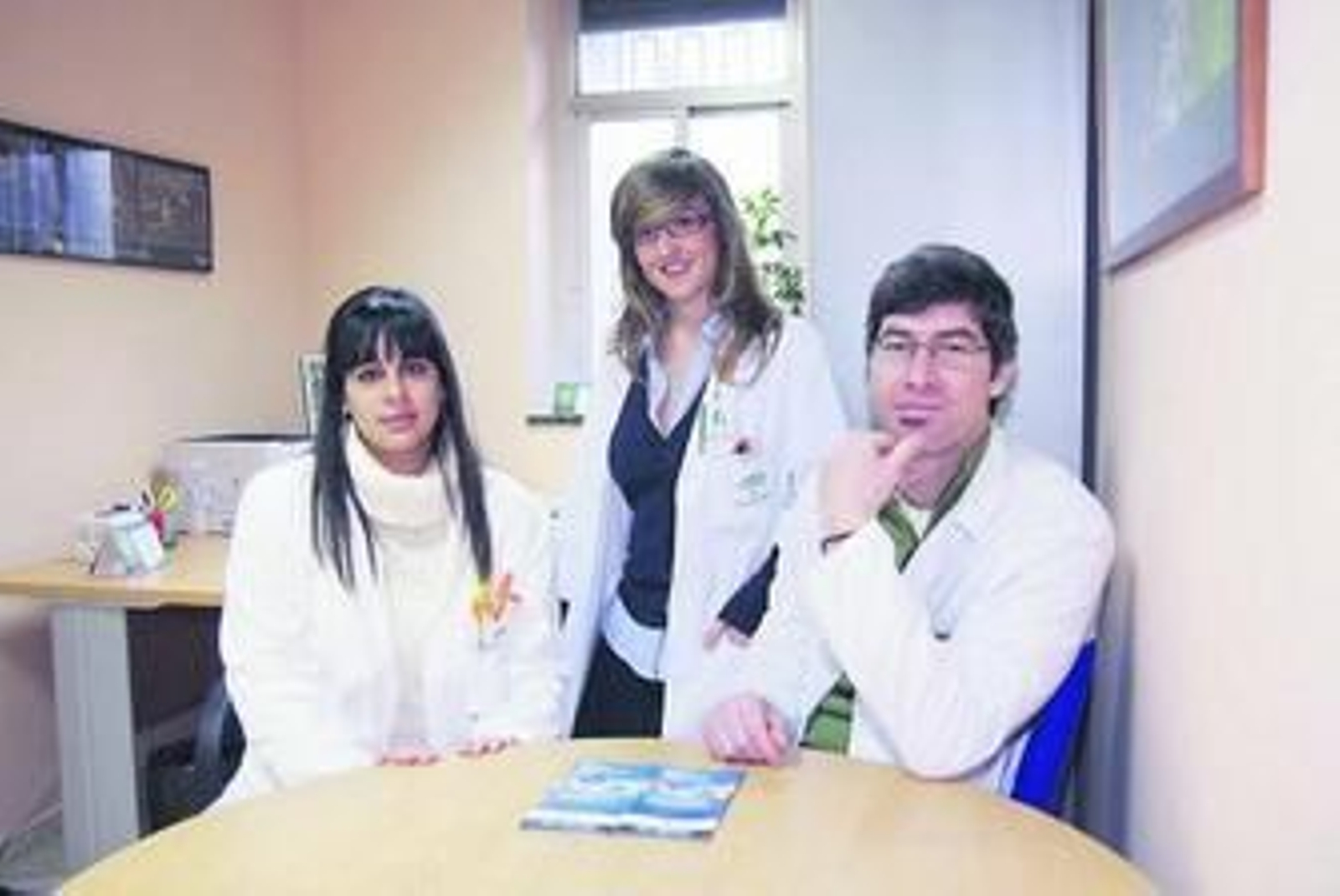 Los tres miembros del equipo de apoyo psicosocial, Mari Ángeles Martín (i), Yolanda Romero y José Martín de Rosales.