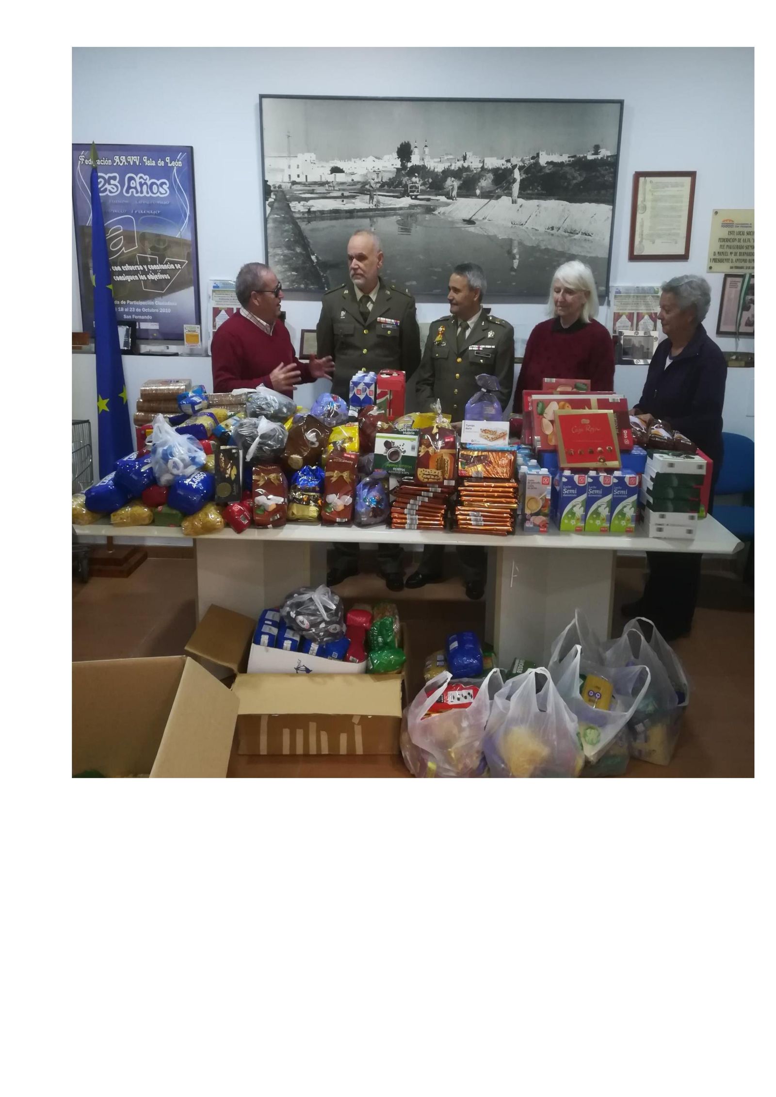 Entrega de víveres por parte del CEFOT de Camposoto.