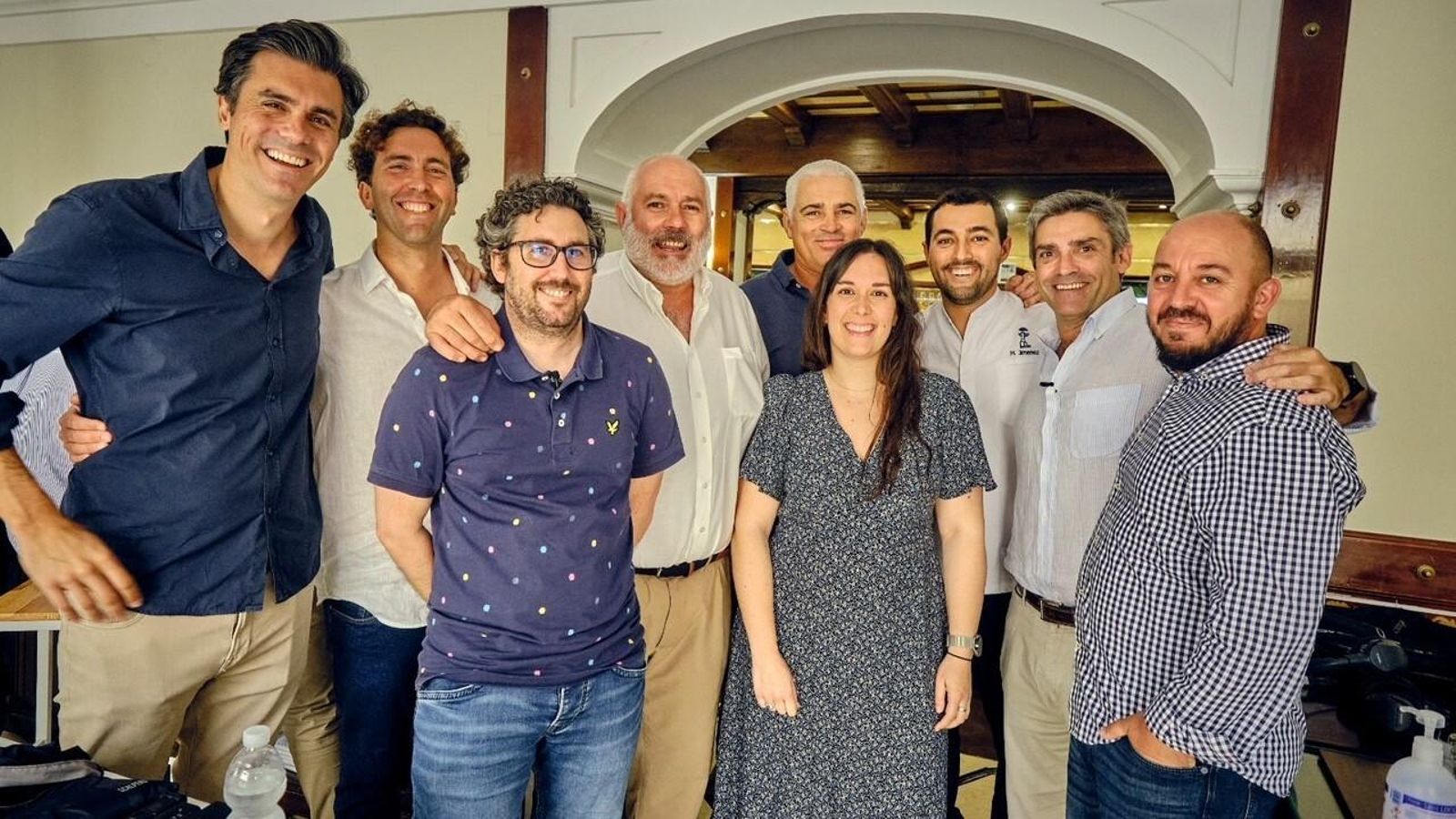 Intengrantes de Territorio Albariza junto a Mario Córdoba del Faro de Cádiz.