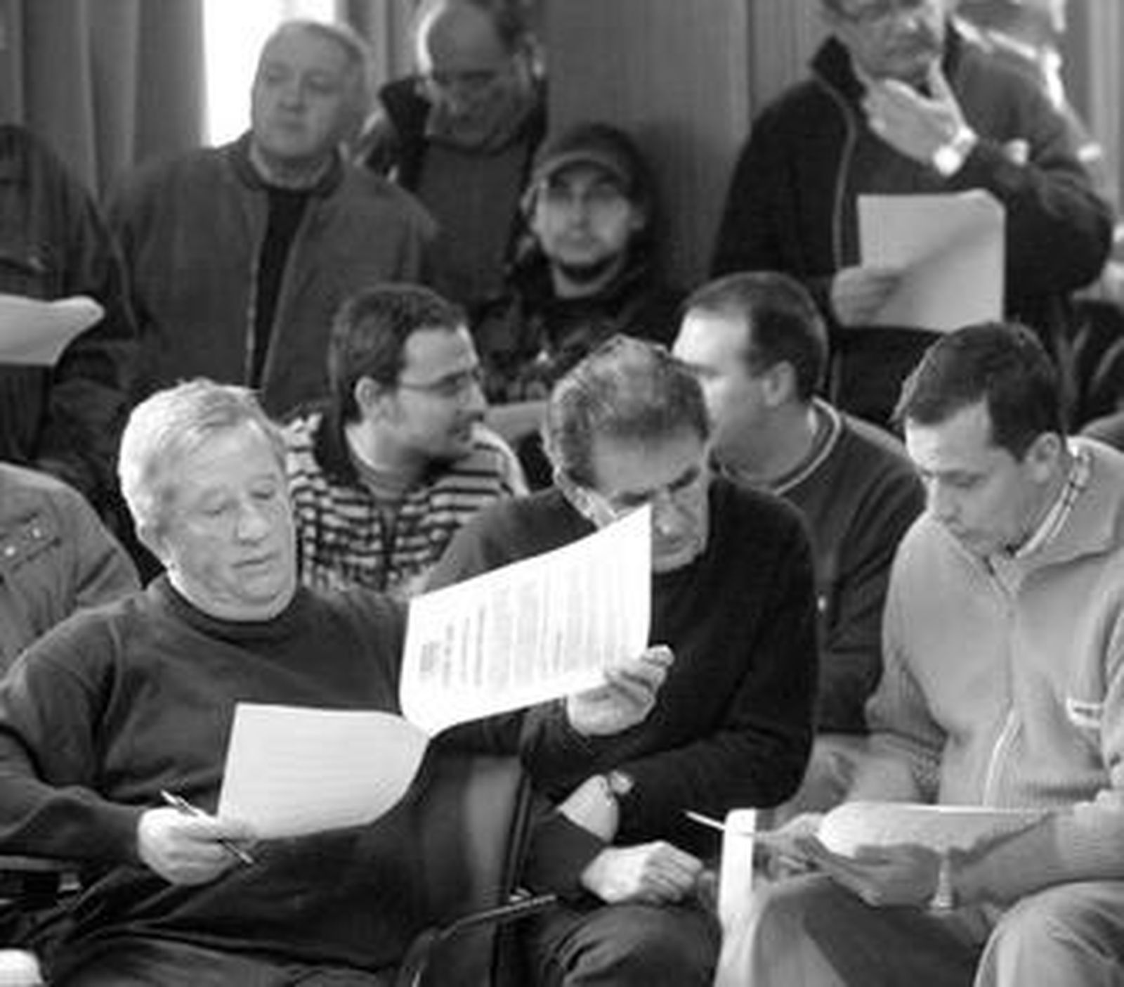 Trabajadores de Torraspapel analizan el preacuerdo en la última asamblea.