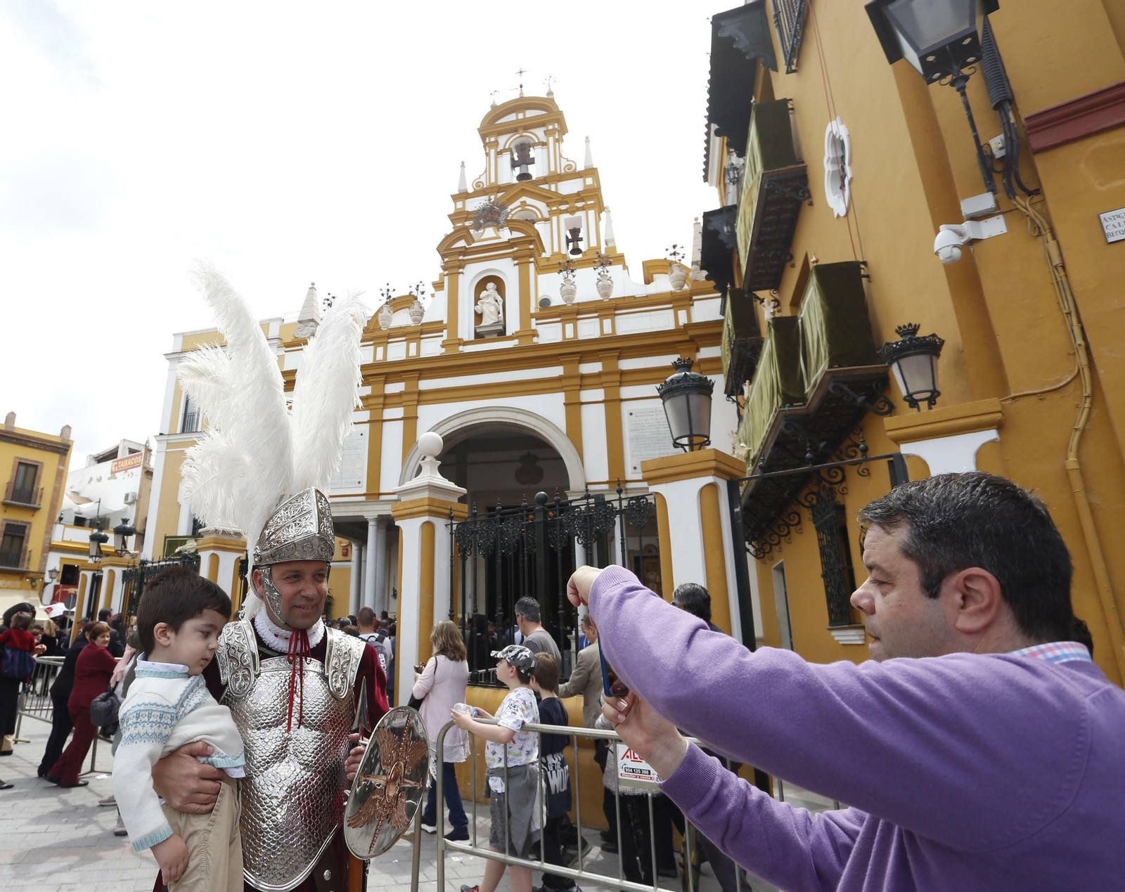 Colas en los templos a la espera de la Madrugá