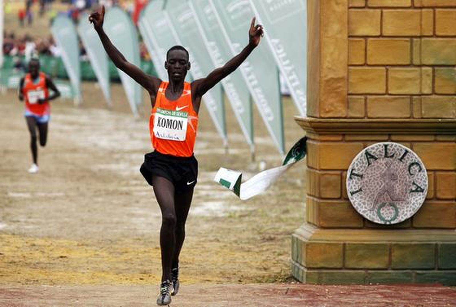 El keniano Leonard Komon cruza la línea de meta de Cross de Itálica.

Foto: Juan Carlos Vázquez, Julio Muñoz (EFE), Javier Barbancho (Reuters)