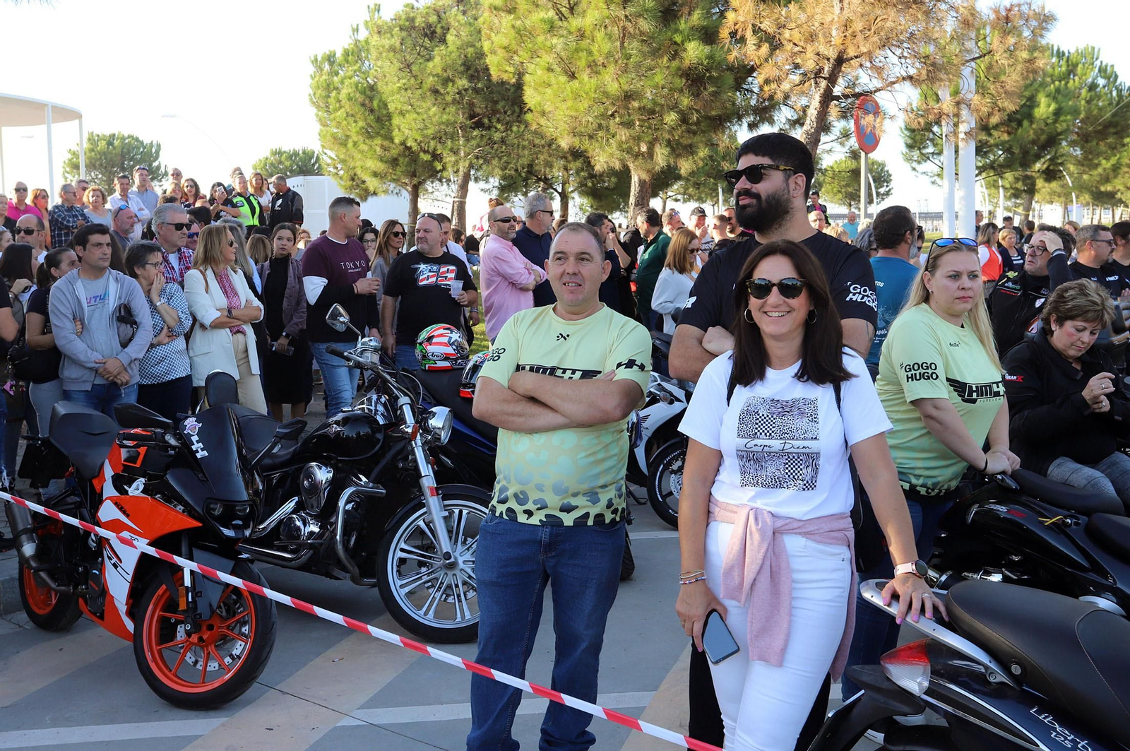Imágenes del monumento a Súper Hugo en la rotonda frente al Nuevo Colombino