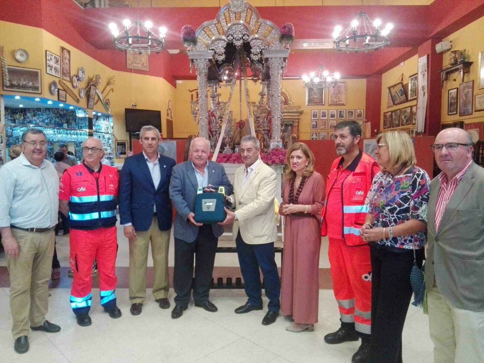 Un momento de la entrega del desfibrilador