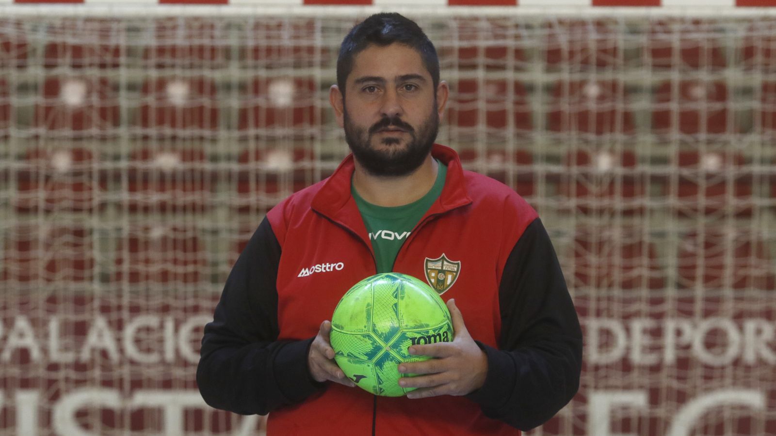 Josan González posa en Vista Alegre antes de la entrevista con 'el Día de Córdoba'.