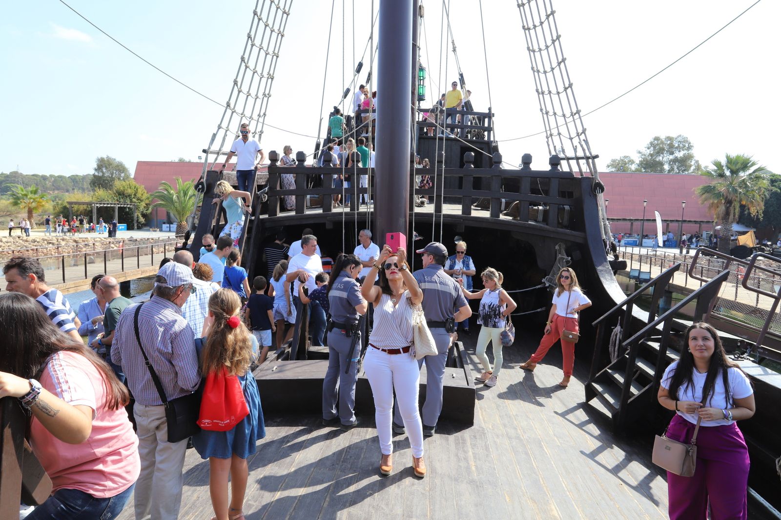 Imágenes de la jornada de puertas abiertas en el Muelle de las Carabelas