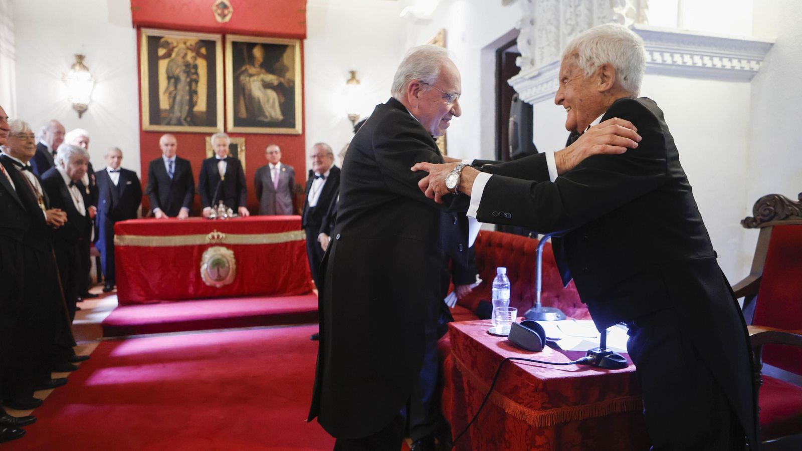 Guerra y Lazo, que respondió a su discurso, se saludan efusivamente.