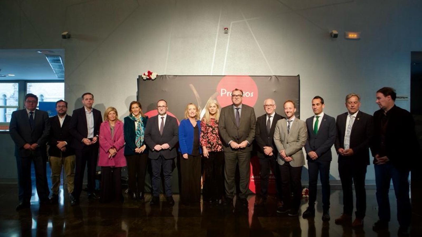 Una foto de familia del evento.