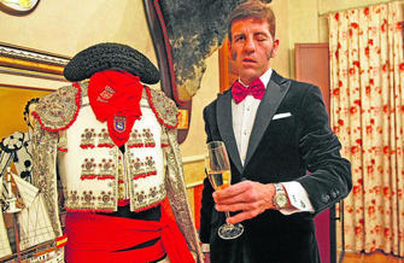 Juan José Padilla, en el salón dedicado a Pamplona de su casa, donde tiene el terno de su alternativa en Algeciras y primer triunfo en la plaza navarra.