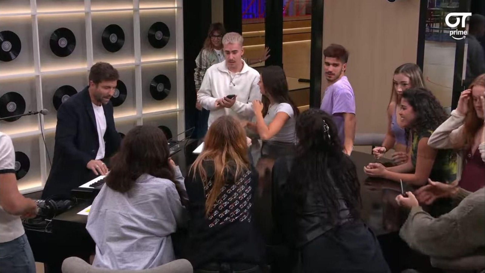 Un momento de la visita de Pablo Alborán a la Academia de 'OT'.