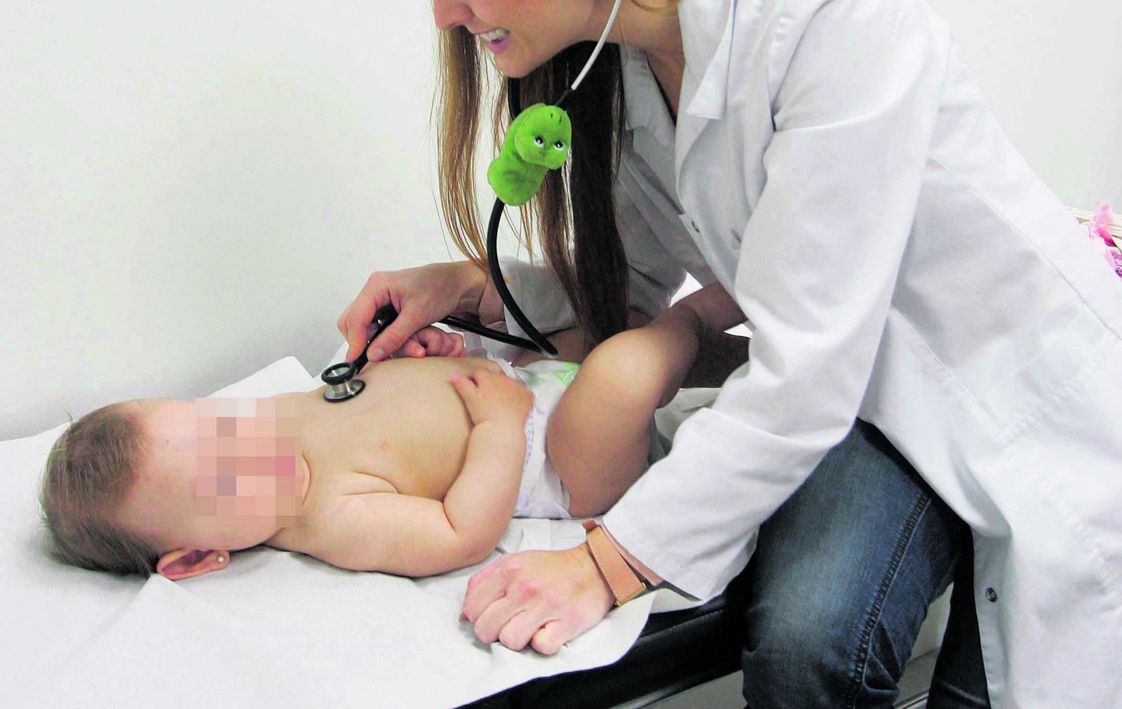 Una pediatra atiende a un niño en un centro sanitario.