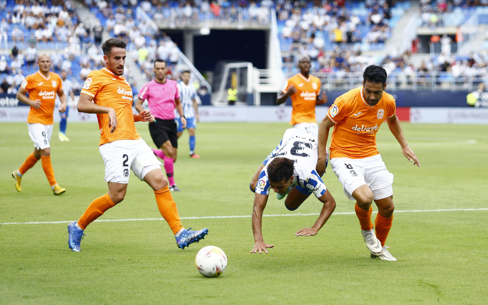 Kevin Medina cae ante la defensa del Fuenlabrada.