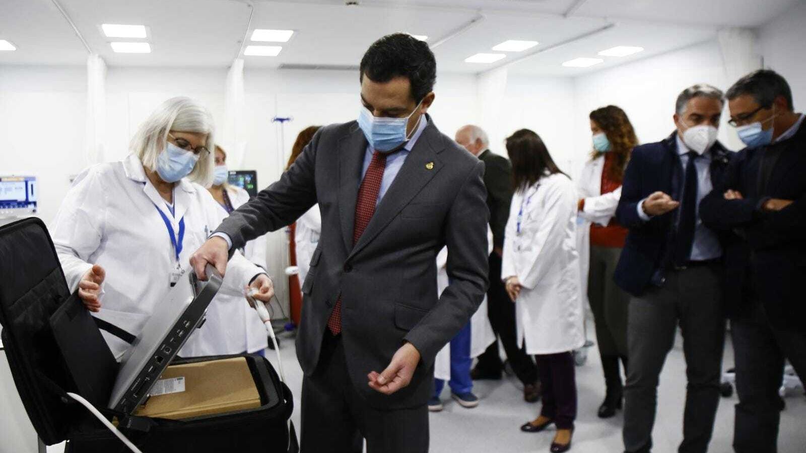 Juanma Moreno revisa el instrumental de la nueva zona de Urgencias.