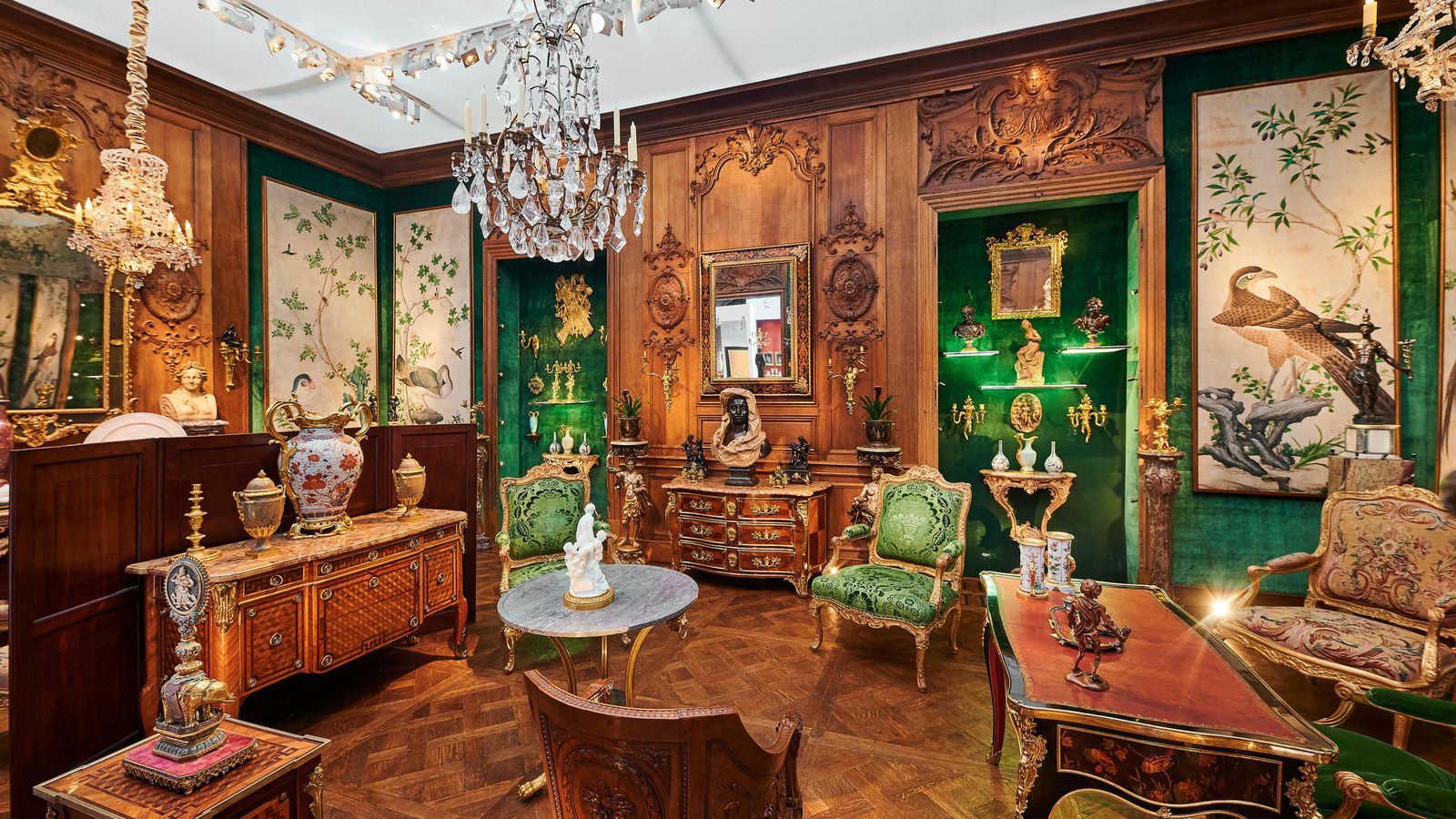 La galería Stenitz (París) es una de las más fotografiadas con sus paneles pintados de pájaros verdes sobre papel de arroz.