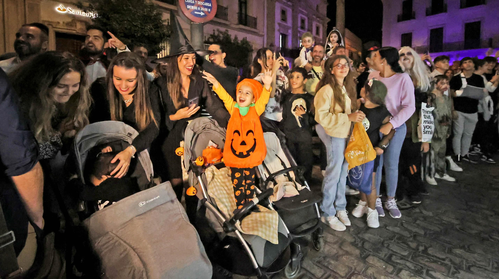 El desfile de Halloween llena las calles de Jerez