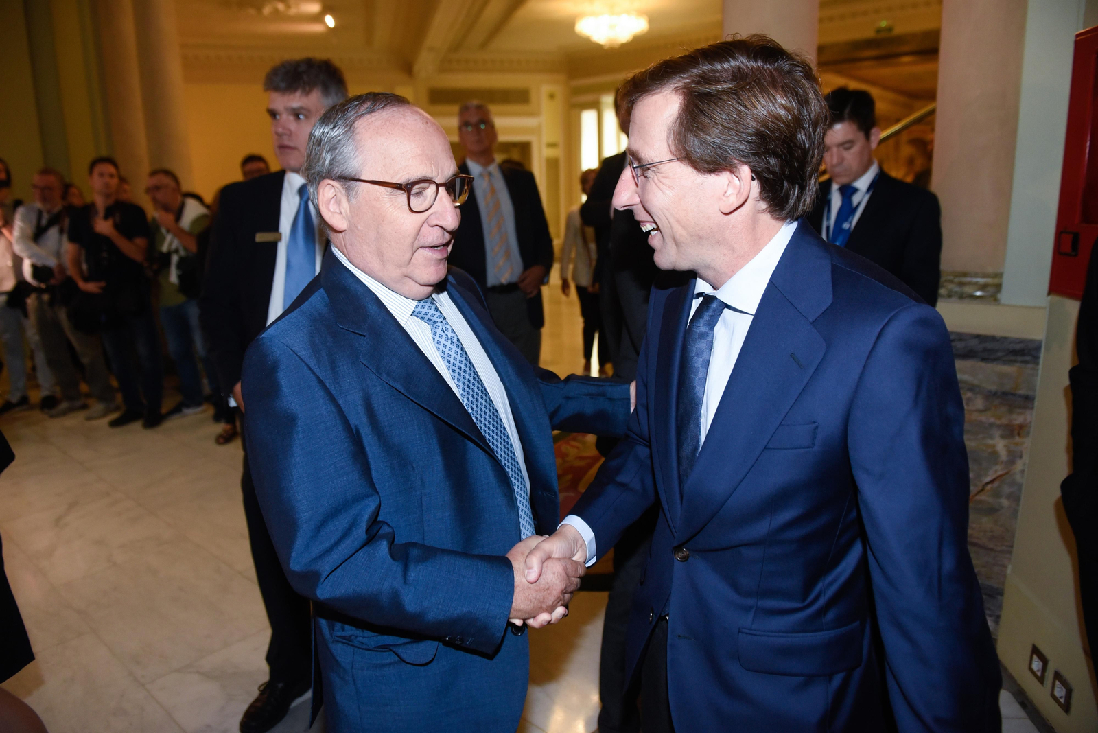 Los invitados al Foro Joly con Juanma Moreno en Madrid, en imágenes