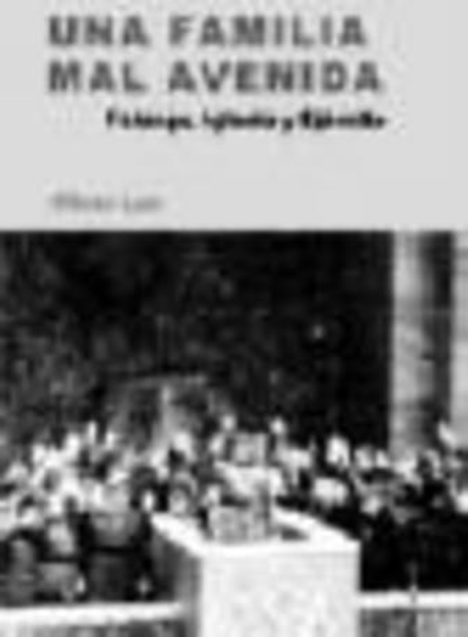 Camisas azules frente a sotanas negras