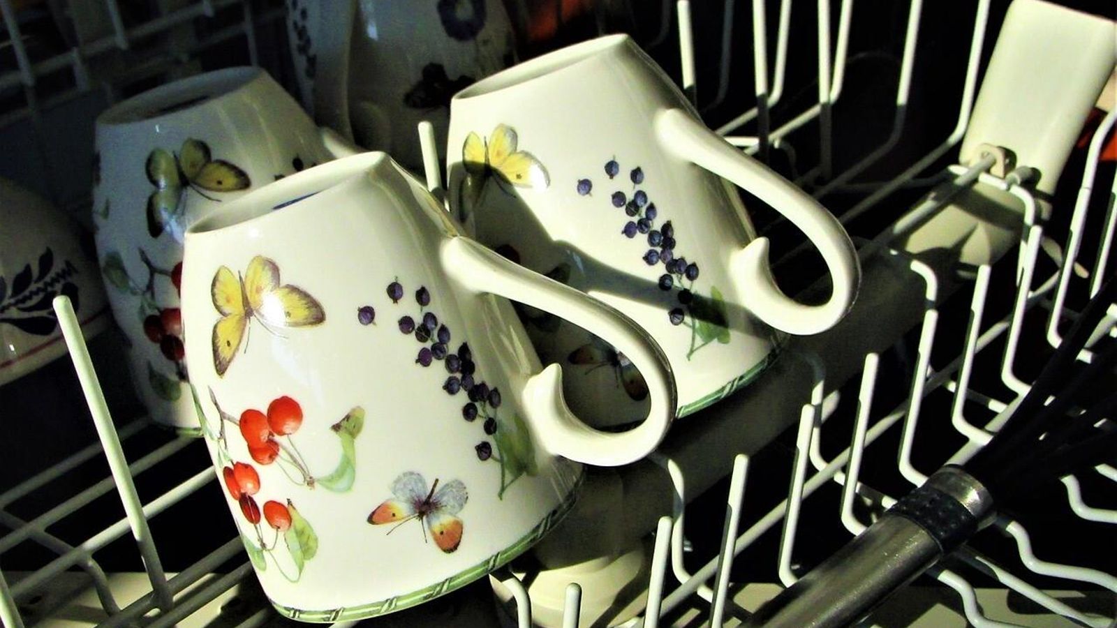 Varias tazas incluidas en un lavavajillas