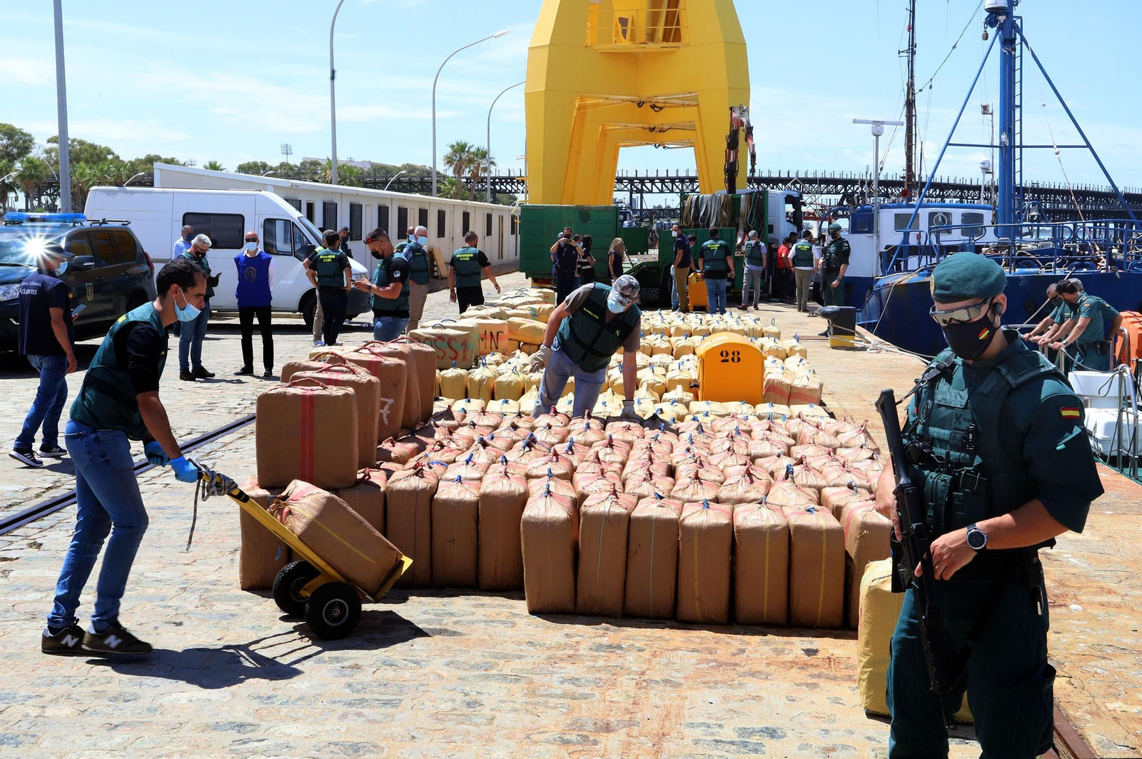 Imágenes de uno de los mayores alijos de hachís incautado por la Guardia Civil en Huelva