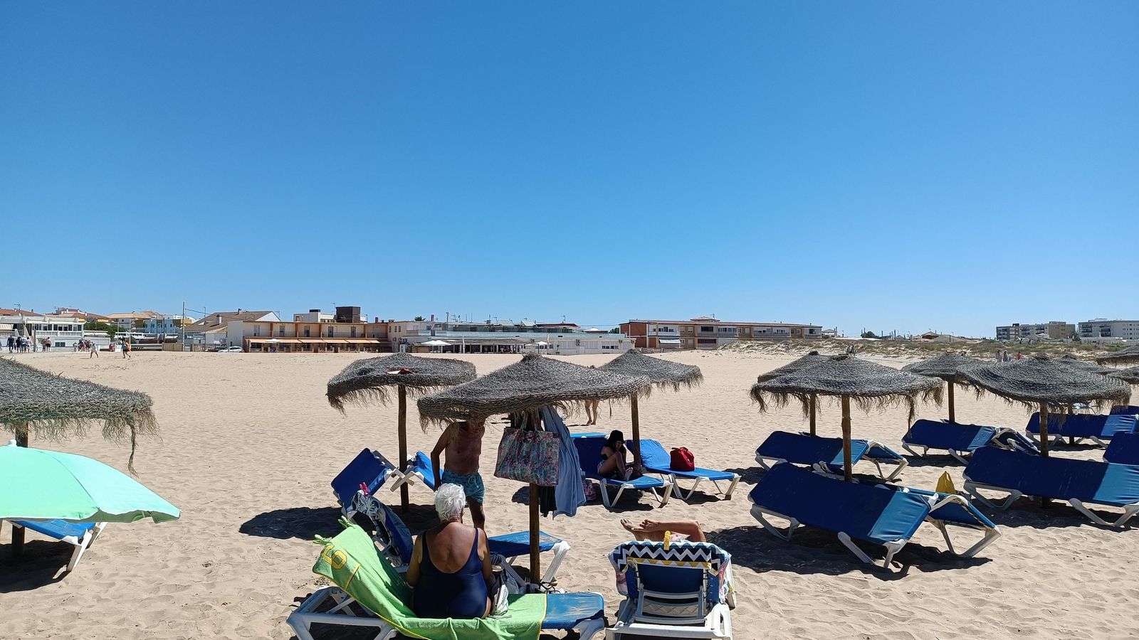 Hoy las hileras son de sombrajos y hamacas.