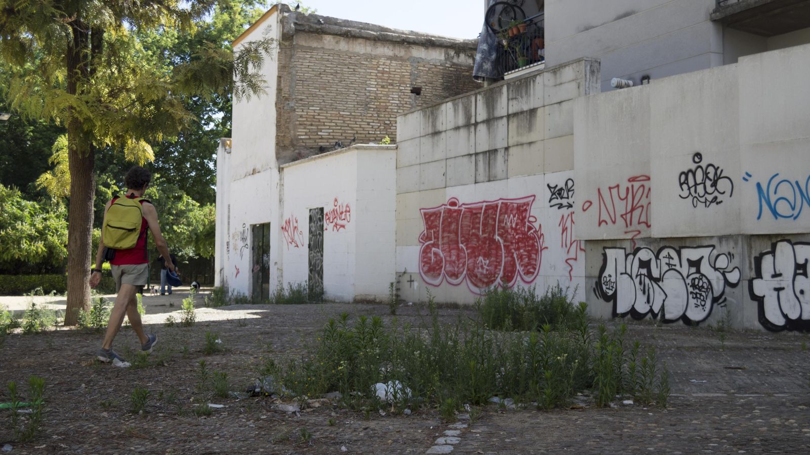 La hierba del suelo guarda todo tipo de basura.