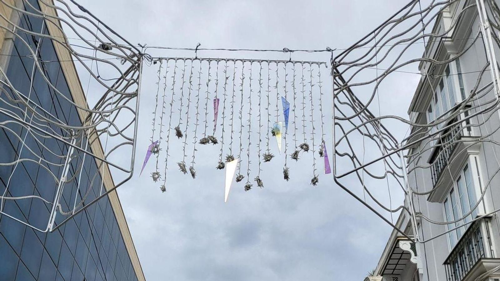 Detalle de la iluminación instalada en la calle Constitución.