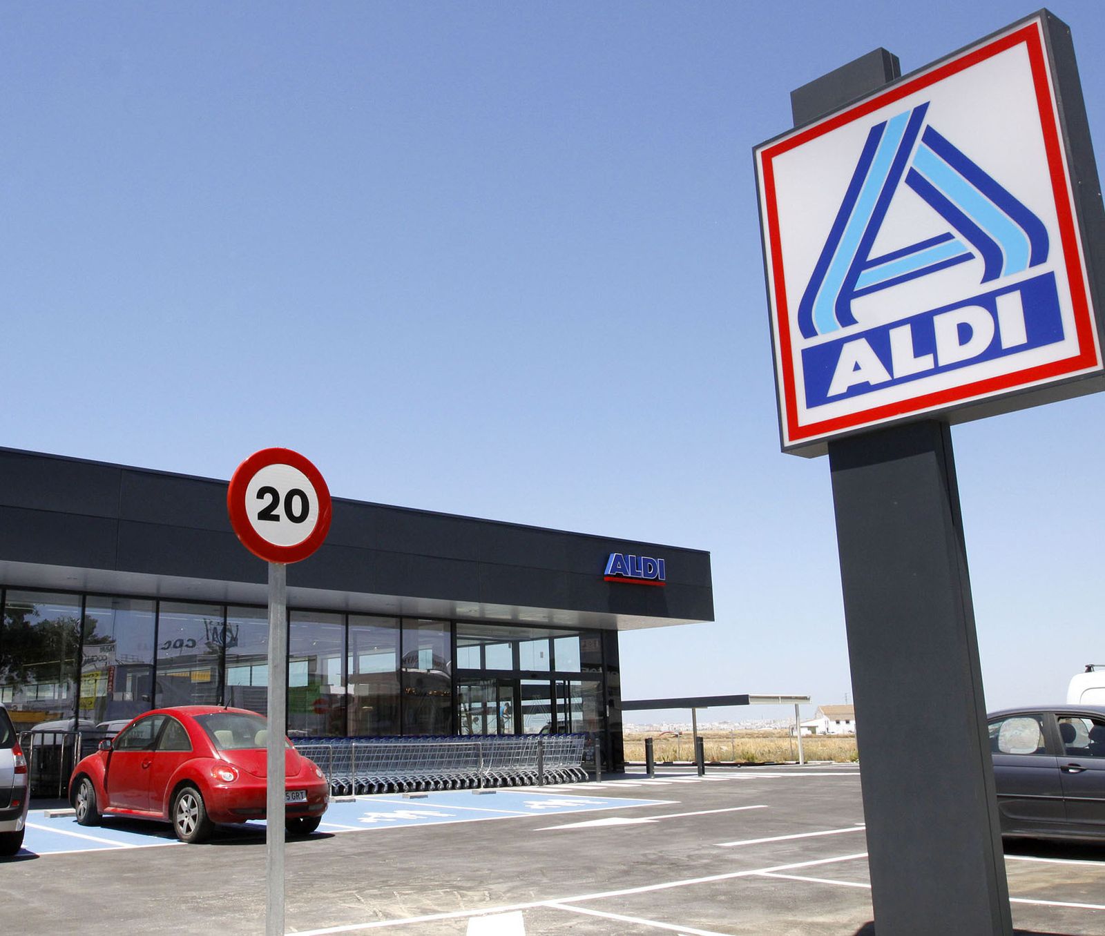 Vista de la tienda de Aldi en la entrada de Chiclana por el polígono Urbisur.