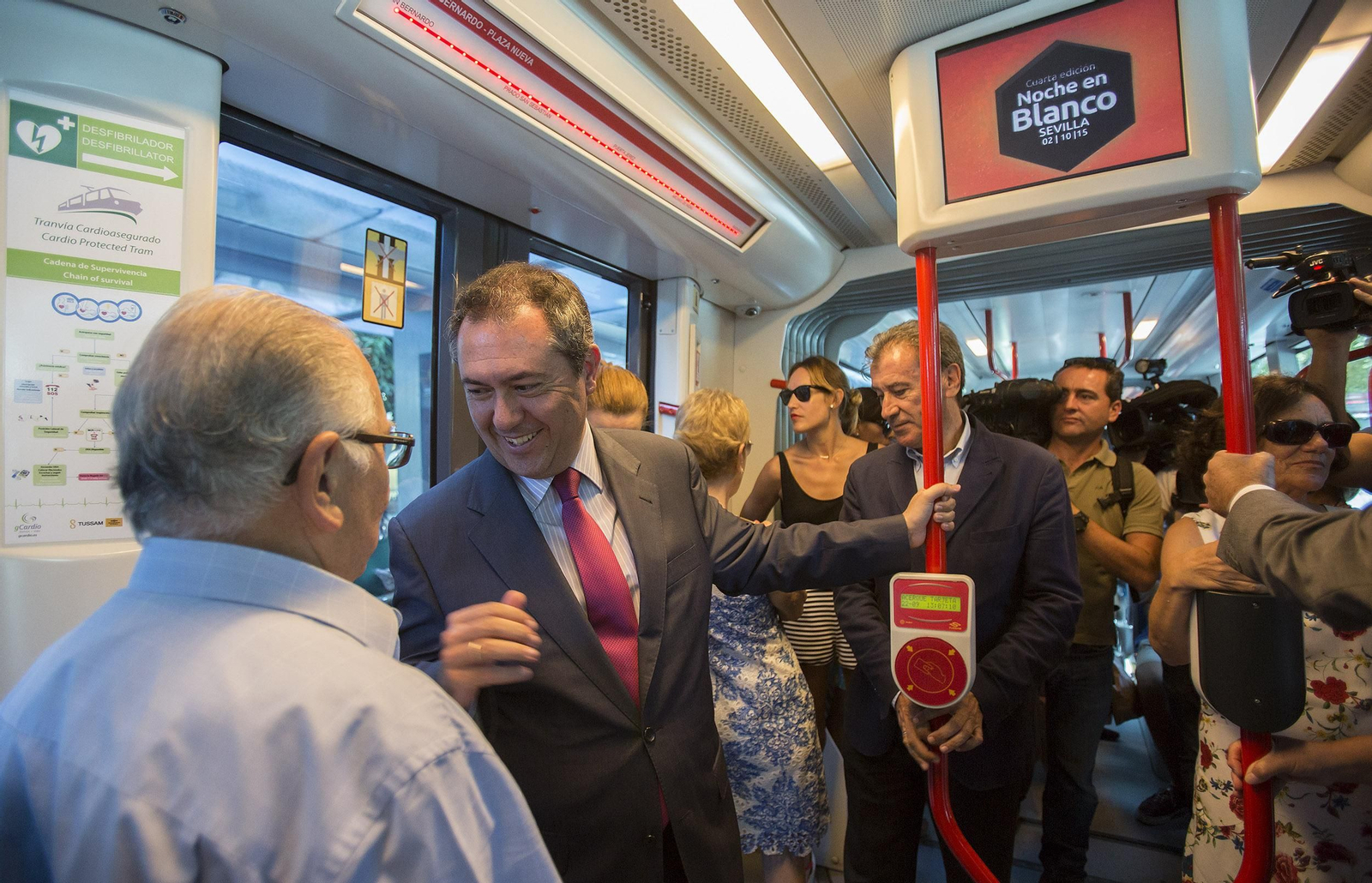 Juan Espadas viajando en el tranvía en 2015, cuando llegó a la Alcaldía y anunció que Sevilla tendría un Plan de Movilidad Sostenible.