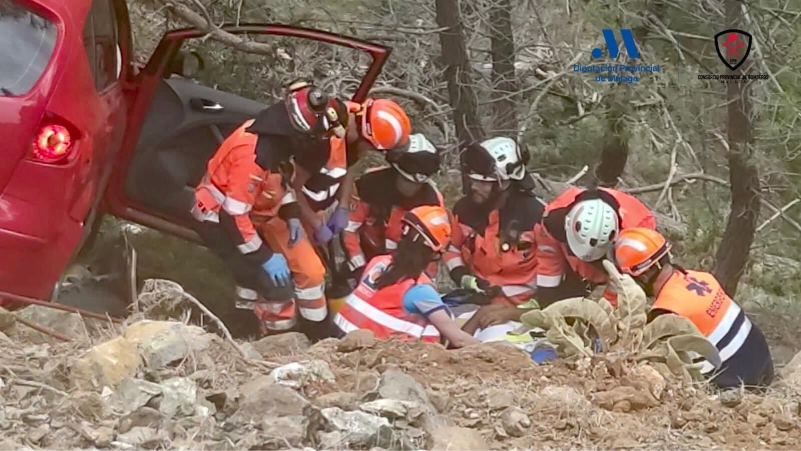 Efectivos auxilian al conductor