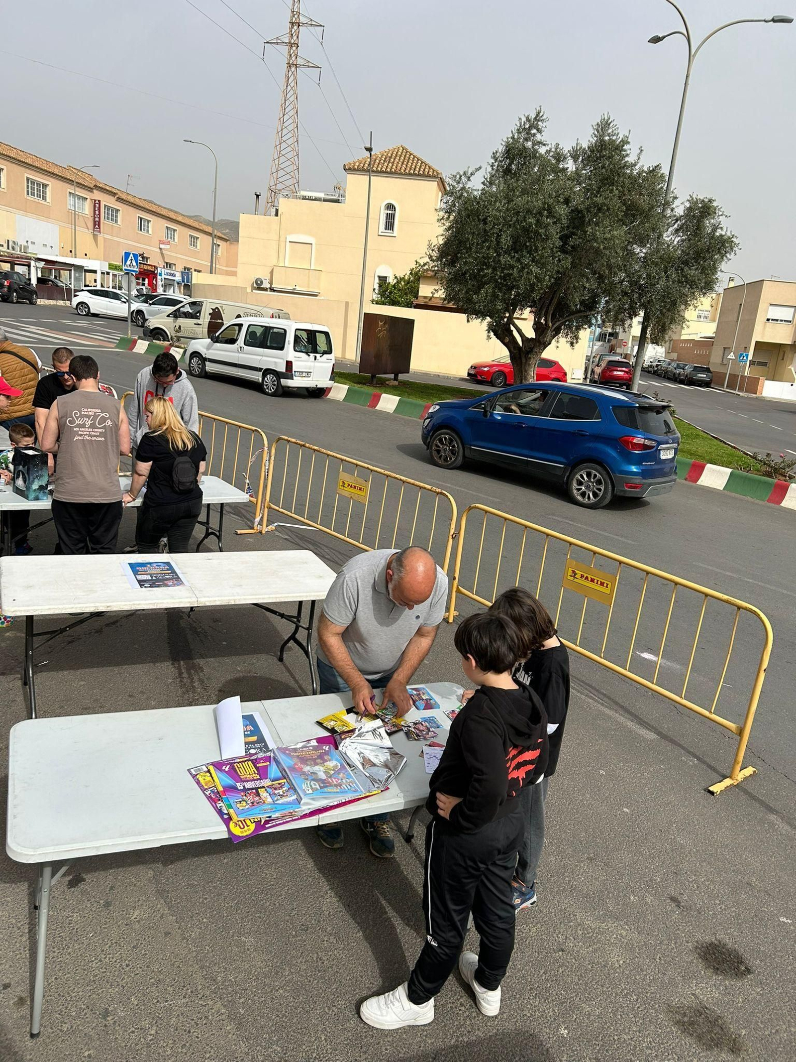 Tras haber conseguido los cromos, llegó la hora de pegarlos.