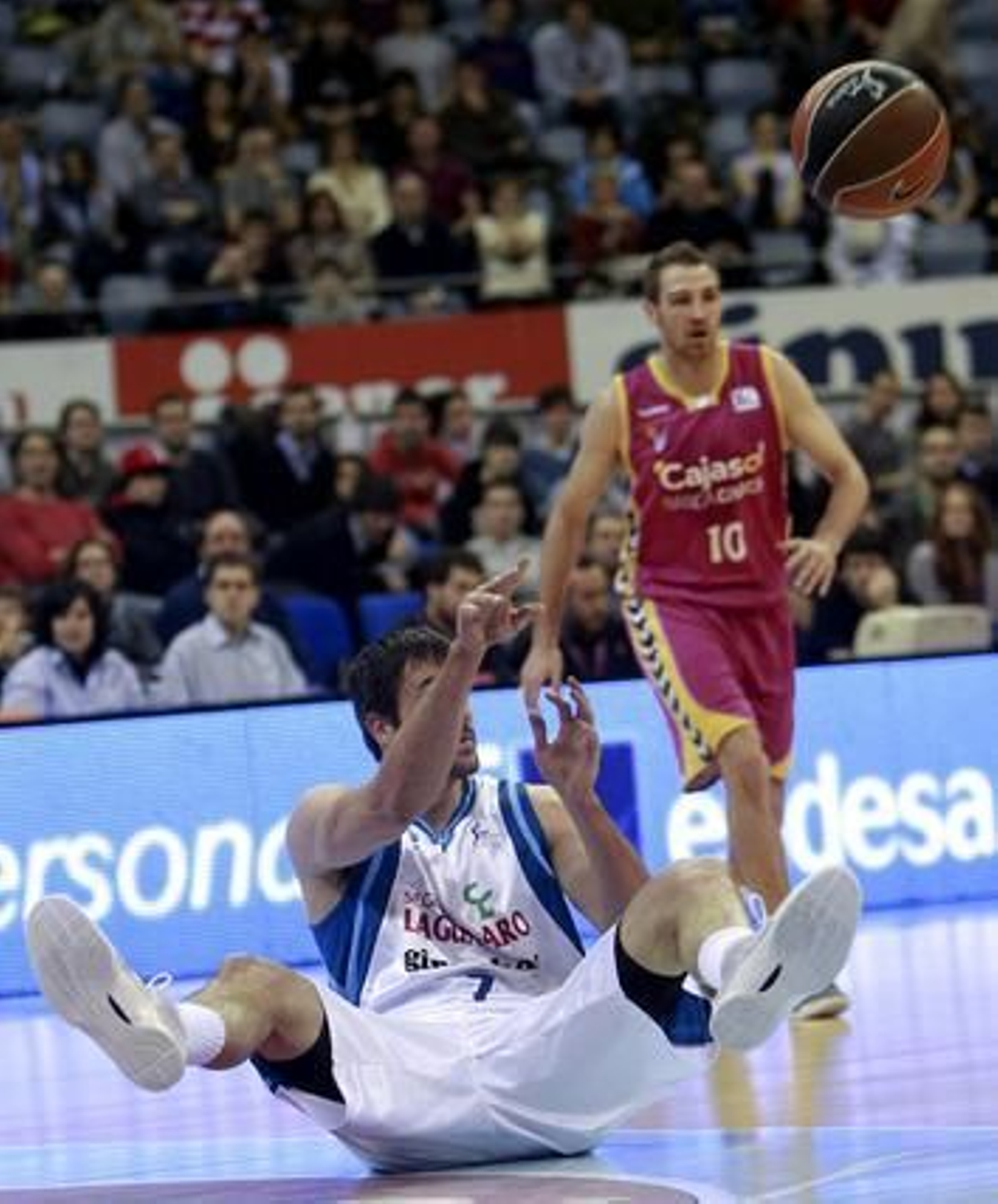 Panko realiza un pase desde el suelo.

Foto: EFE