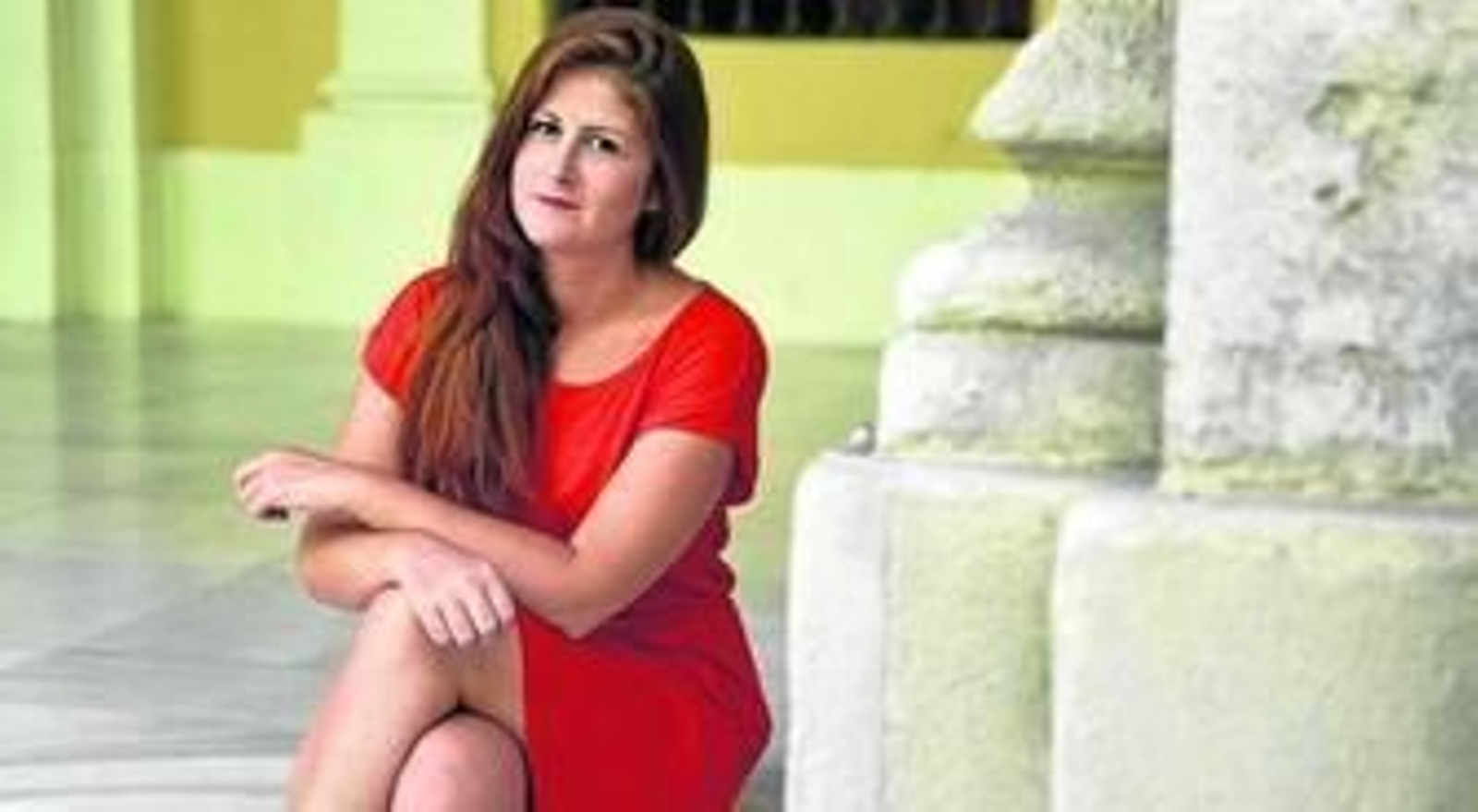 Susana Serrano (Sevilla, 1979), la cara más visible de Participa Sevilla, posa en la escalinata del Ayuntamiento.