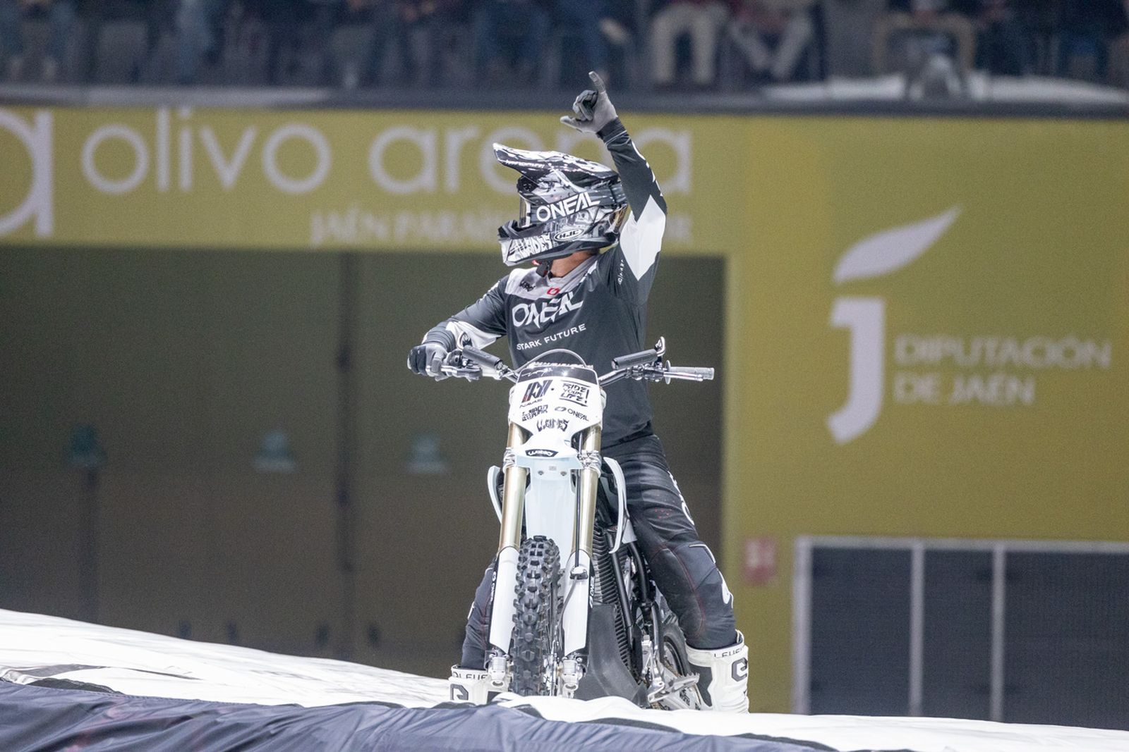 En imágenes: el Olivo Arena vibra con piruetas y motor en estado puro en el Soloflow Freestyle (1)