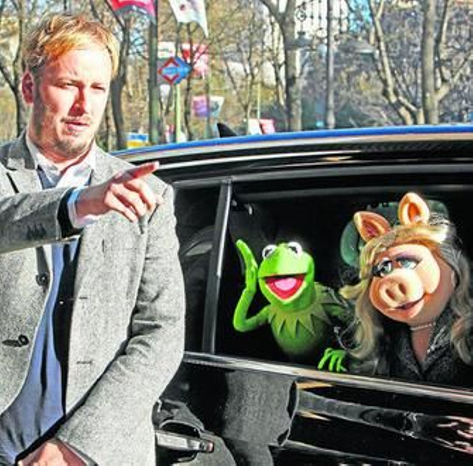 James Bobin, director de 'Los Muppets', ayer, junto a Gustavo y Peggy.
