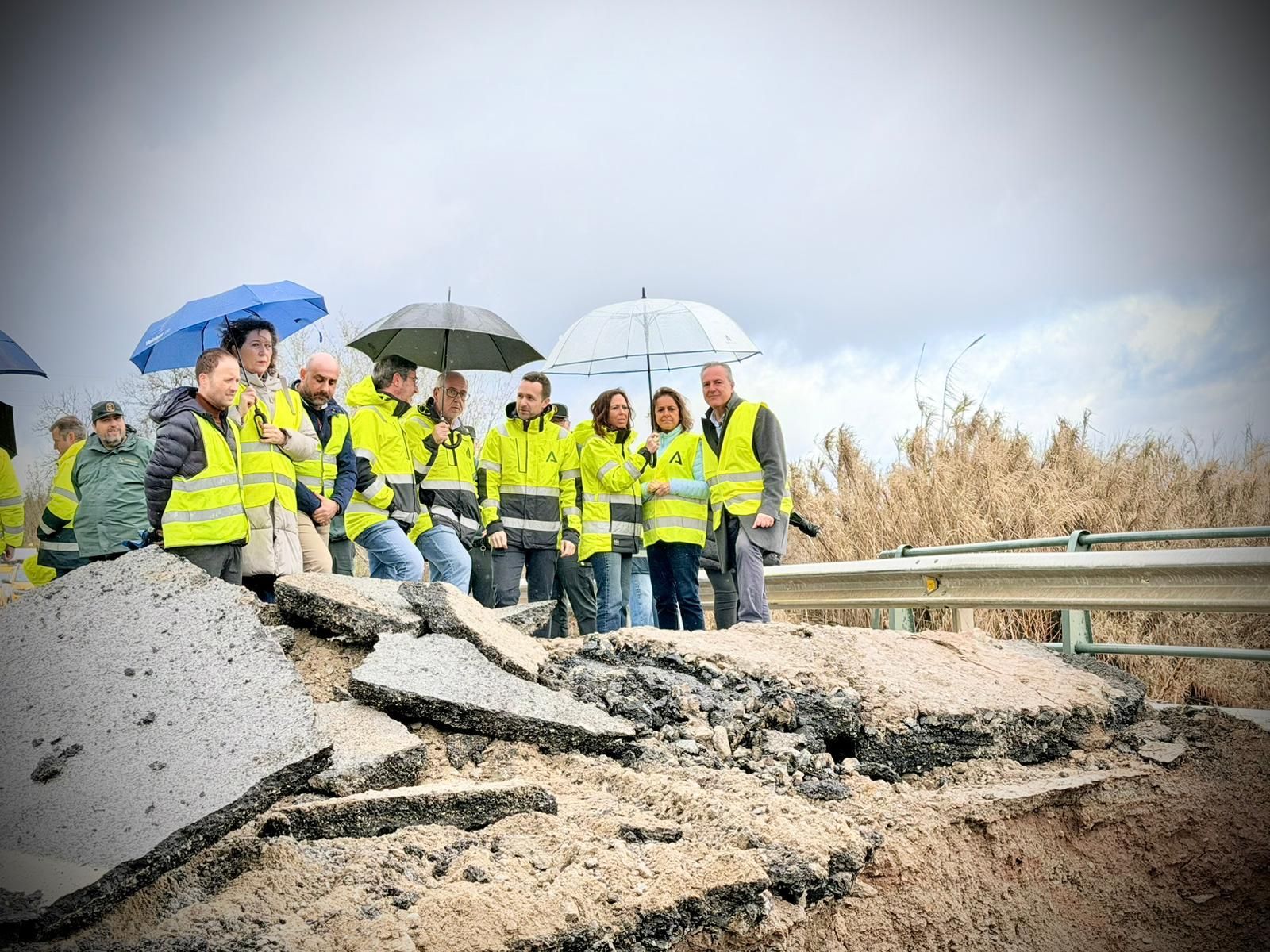 Visita institucional para conocer los daños en la carretera A-303.