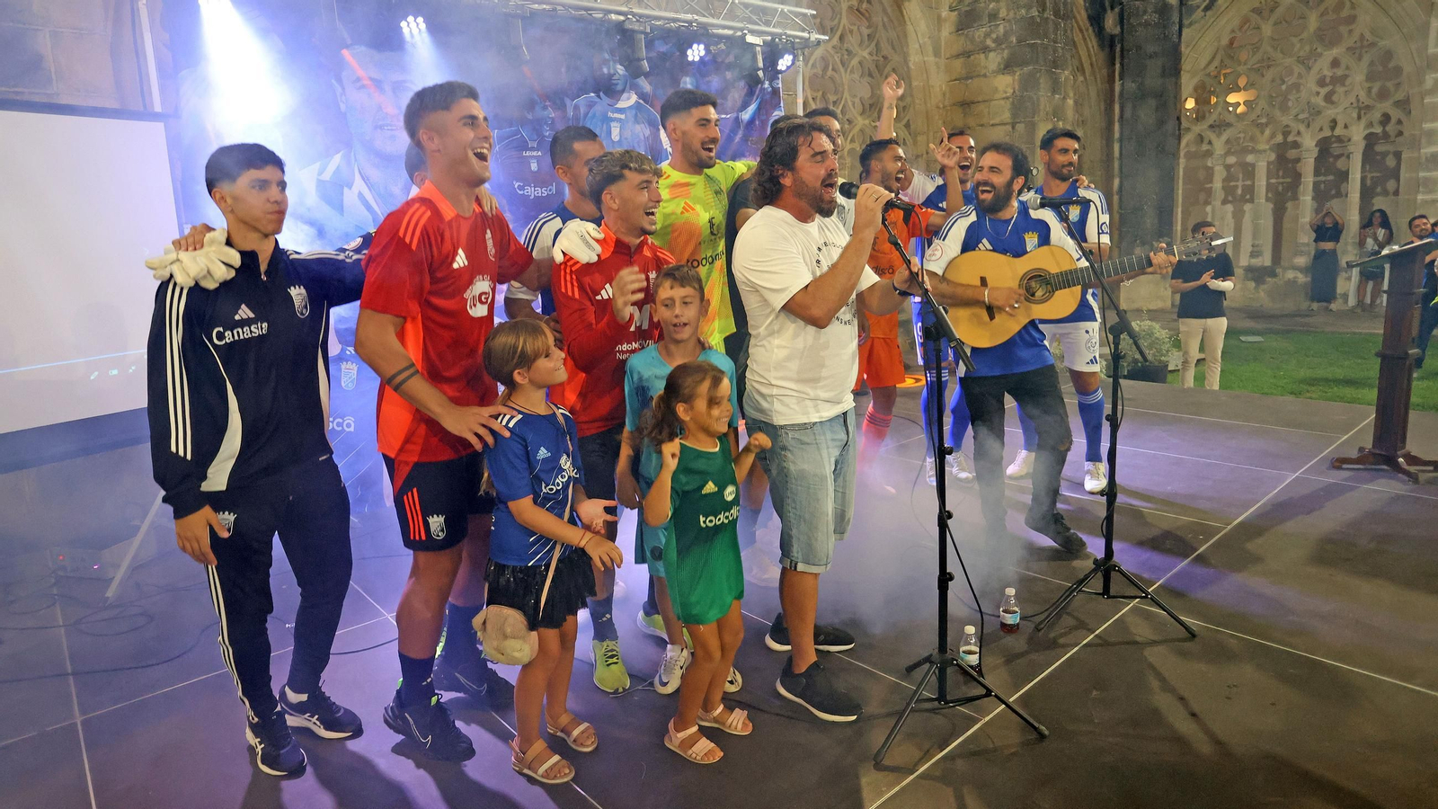 Imágenes de la presentación de las camisetas del Xerez CD